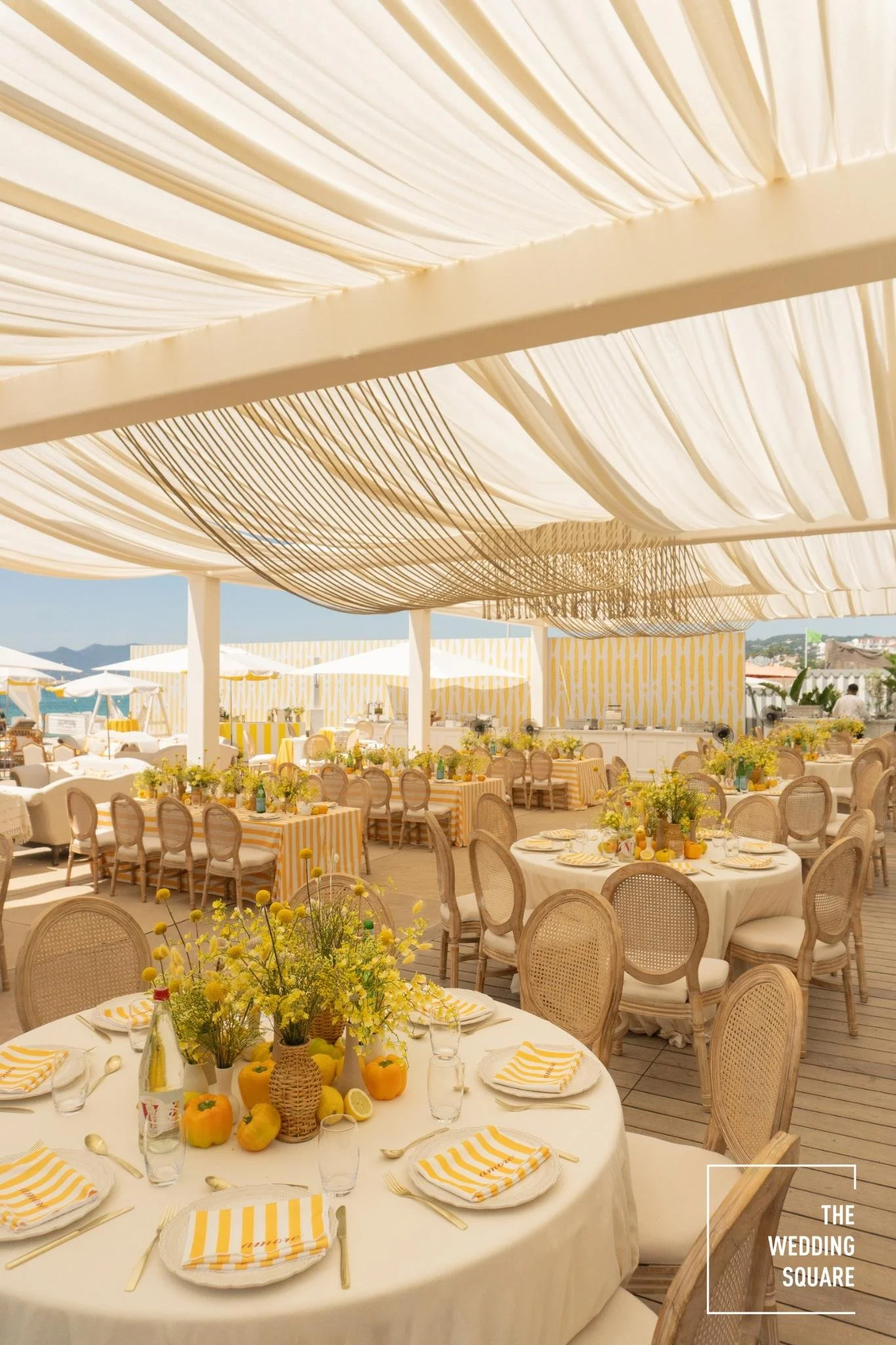 Installation d’une tente de réception avec voilage pour un mariage à Cannes 