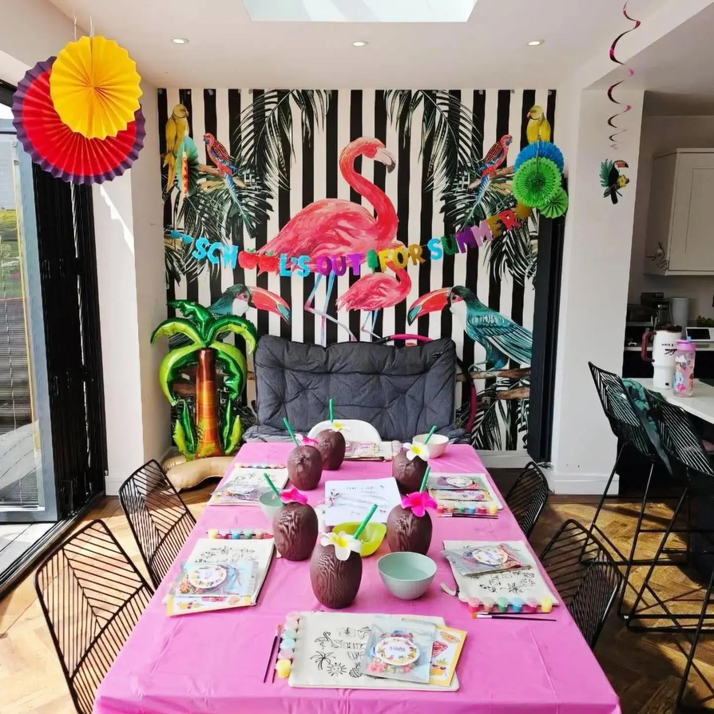 On this occasion, I had the pleasure of creating an end-of-school-year party box for six friends to celebrate the start of their summer holidays! 🌴

With a tropical theme, I wanted they wanted every project to feel fun, creative, and perfectly suite