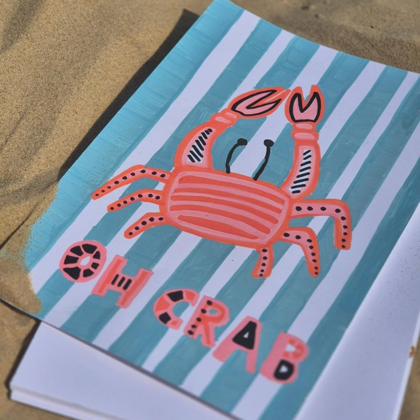 Seaside crafts continue... what better thing to do than enjoy creating some acrylic markers artwork on the beach 😊