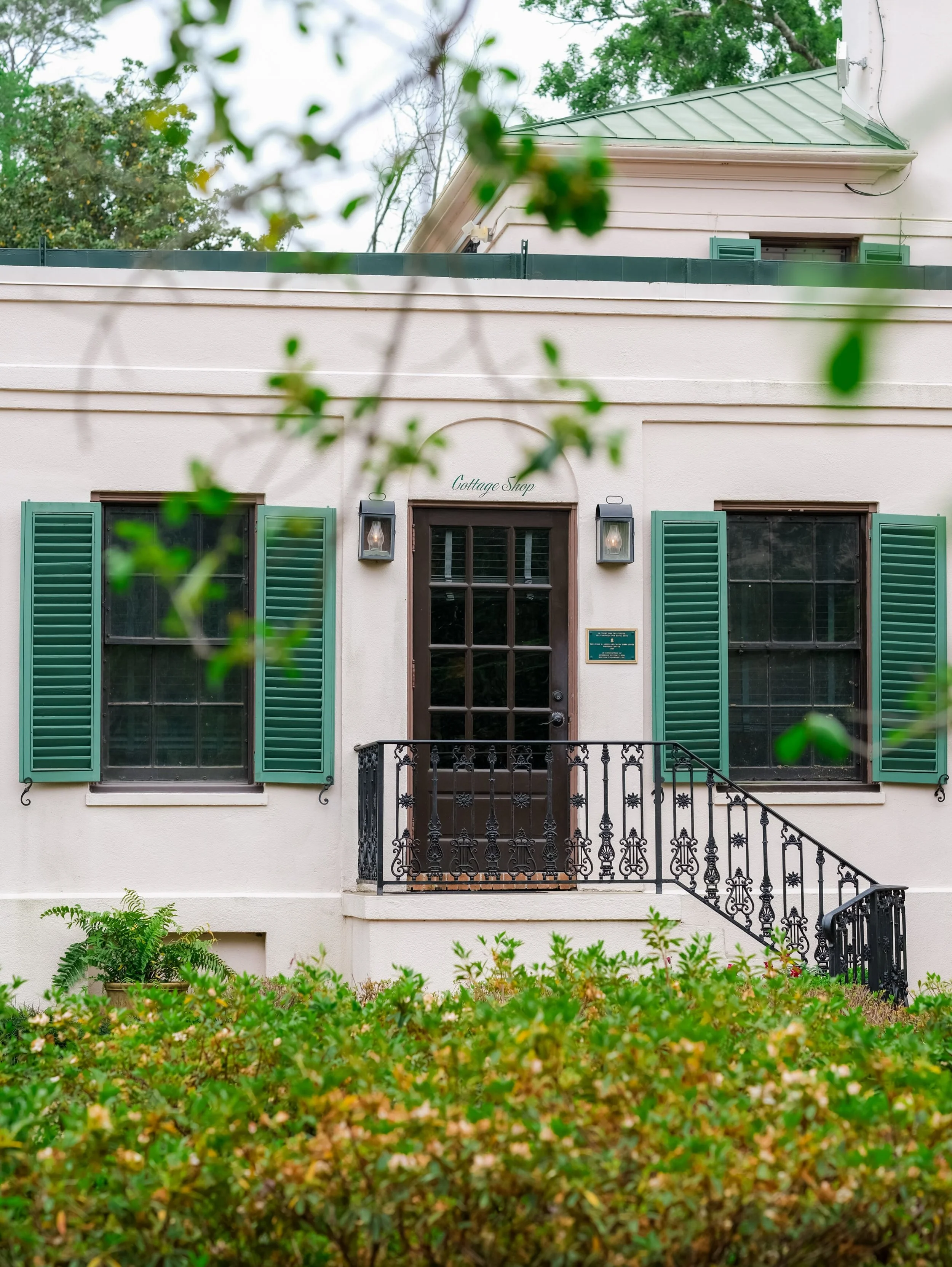 Summer is in full flight! ☀️ Relishing the elegant, quiet views from Bayou Bend Gardens at @mfahouston. ⛲️ Beauty and art is everywhere! 🌸

#kimberlychau #kimberlychauphotography