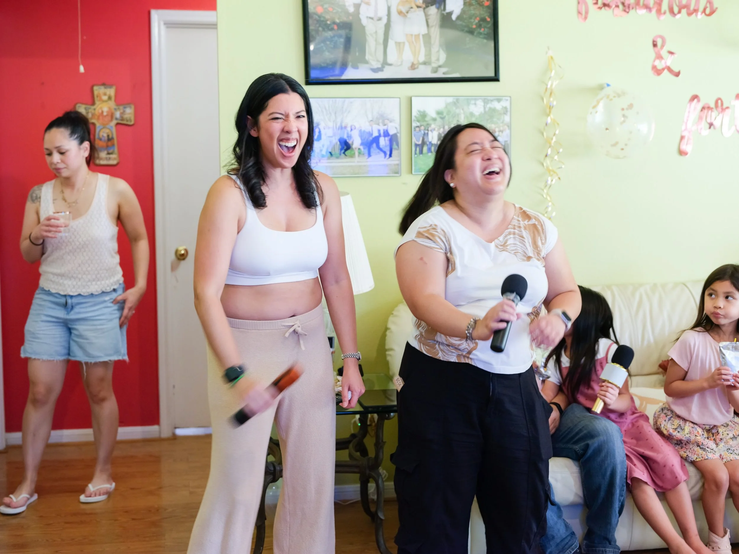 Digging these hits out of the archives. 🎤🎶

Moments like this live for the joyful laughs, good vibes, and kind people! ✨🫶

Originally, I edited this set in black in white, but the room was filled with such warmth and color, I decided to let the st