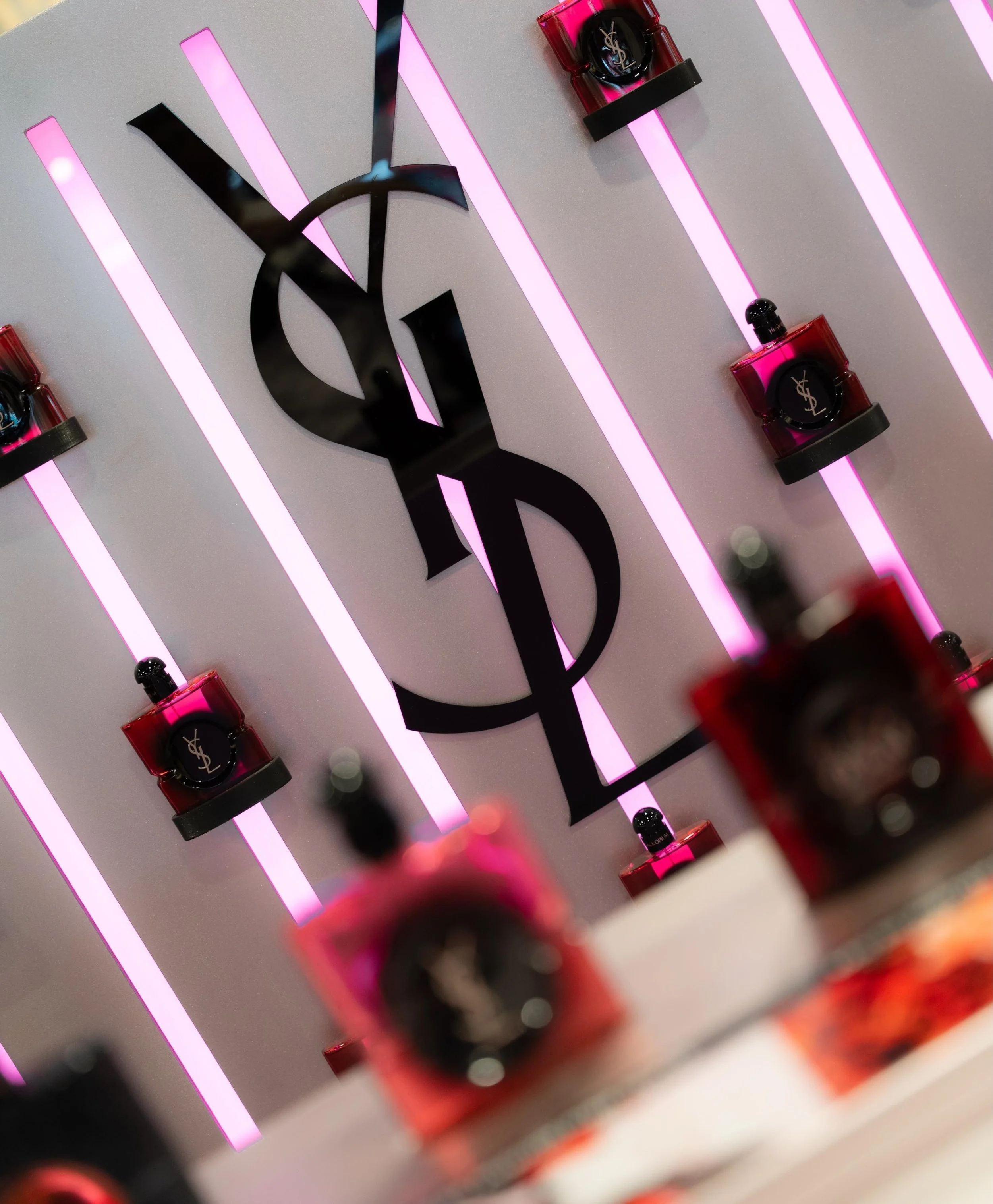 YSL black opium, brought to life 🖤
A signature pop-up experience, complemented by live make-up looks from MUA @estefaniaterheerdt 

📸 by @bygianninisaija
