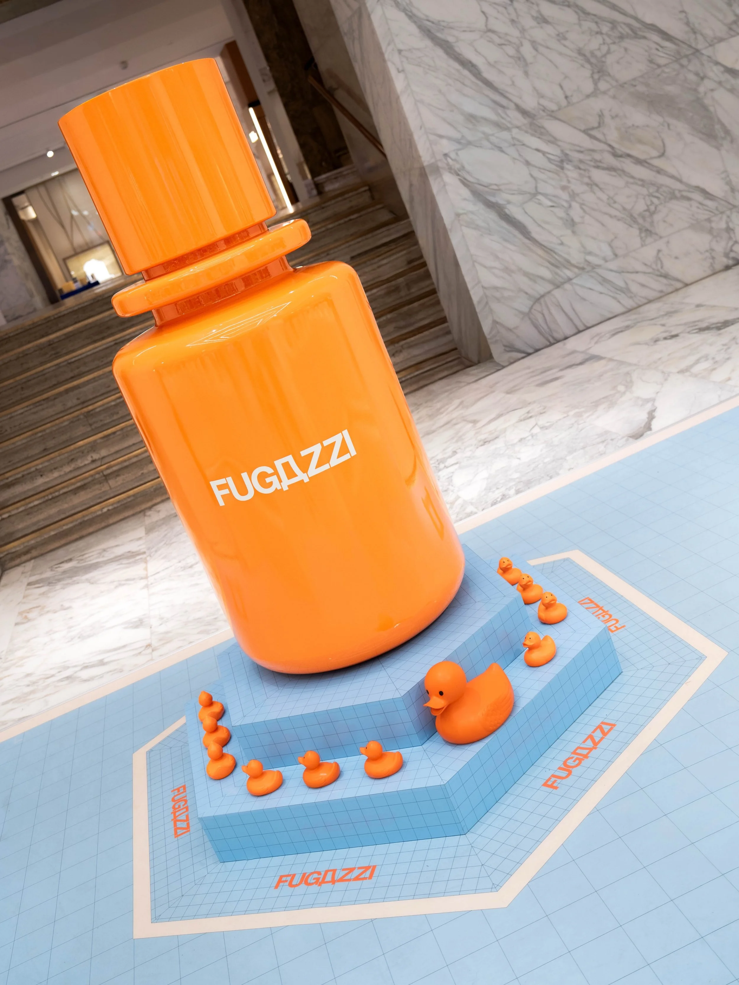 Summer has arrived ☀️💦

The @fugazzifragrances summer destination has landed at de Bijenkorf Amsterdam, bringing all the sunny vibes. We&rsquo;re obsessed with the pool inspired design and those vibrant orange touches.

From first brief to installat
