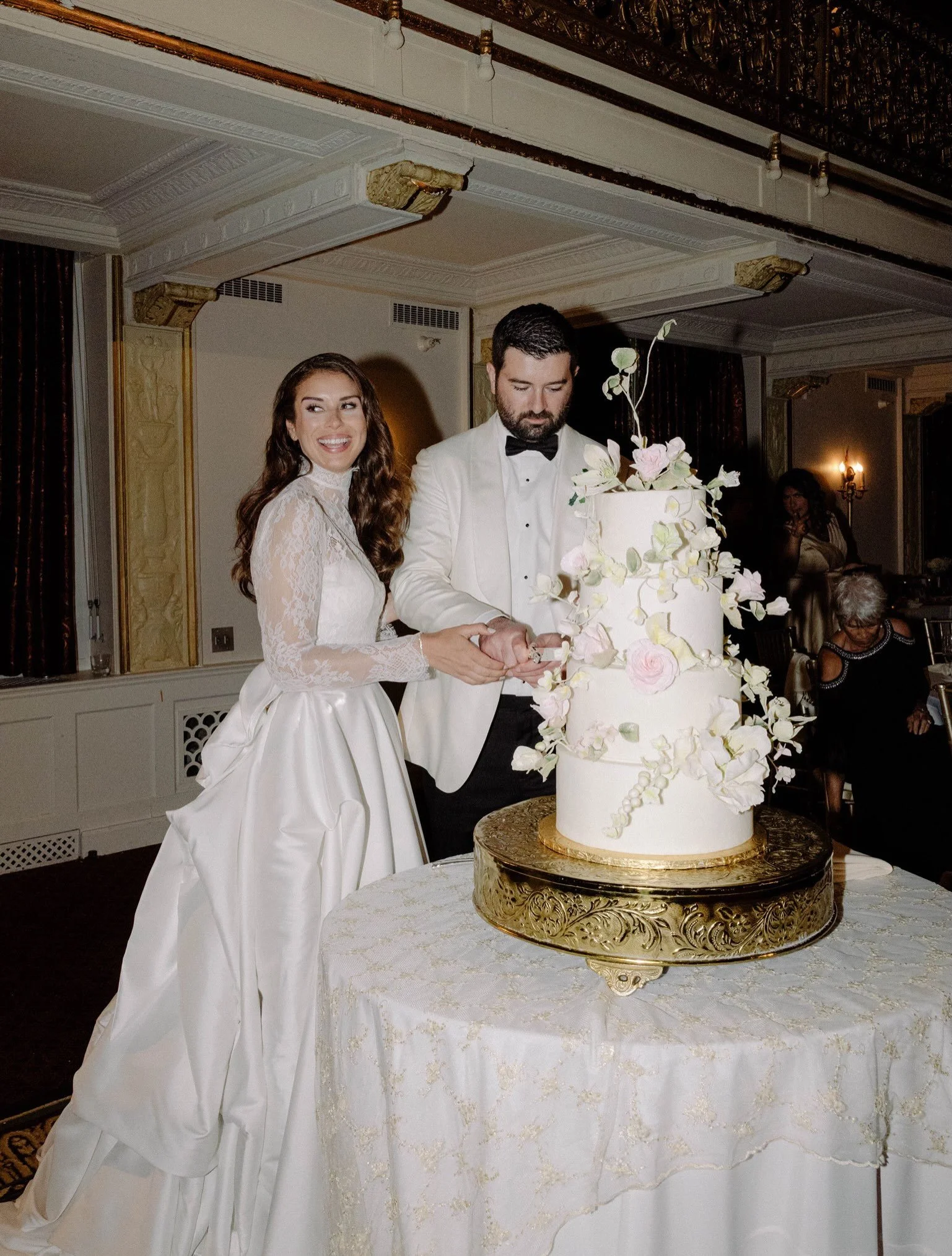 A night at the Omni✨

#pennsylvaniaweddingphotographer 
#eastcoastweddingphotographer 
#destinationweddingphotographers 
destination wedding
omni william penn wedding