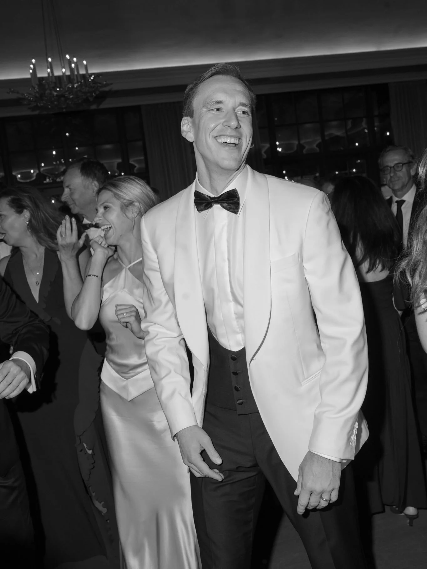 The groom deserves a second look too! Loved this fun addition to E + J&rsquo;s reception where they both stepped away for an outfit change. Emily into a fun sequin number and Jamie in a white jacket! Here&rsquo;s to the groom having his moment too👏?
