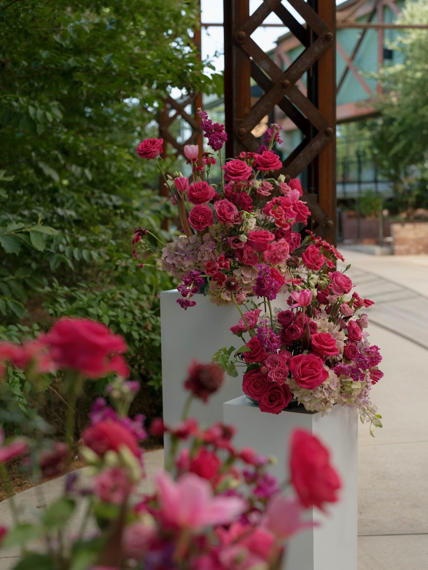 Snippets of this color drenched day with K + P🩷 Loved all their intention with their guest experience. A cigar bar, the cannoli guy, a vibey band and more. Would do this day over and over again! Oh&hellip; and Go Birds🦅

planning: @tayloremilyevent