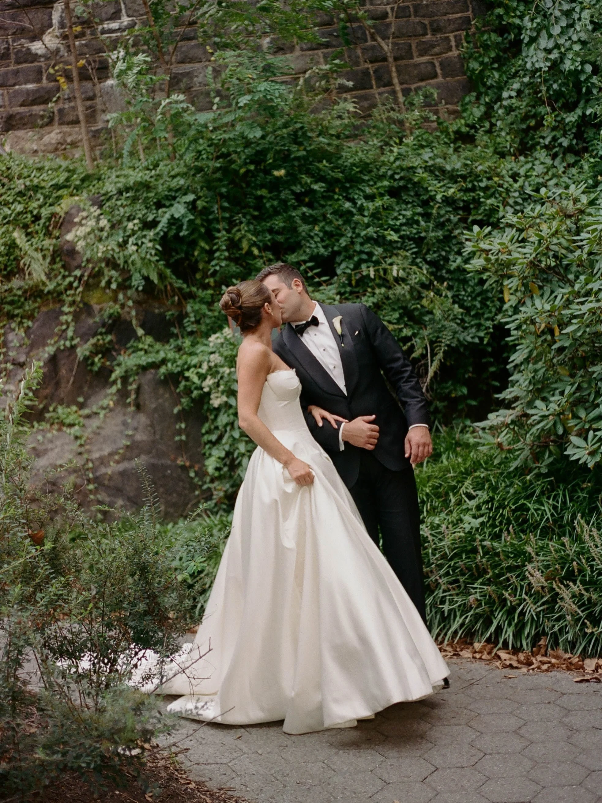 Sammie + Jack&rsquo;s perfect pre-nor-easter day in the city🌆 Thankful for the gorgeous blue skies and sunset to celebrate their love. Will forever have so many favorites from this one! 

#eastcoastweddingphotographer 
#filmweddingphotographer 
#phi