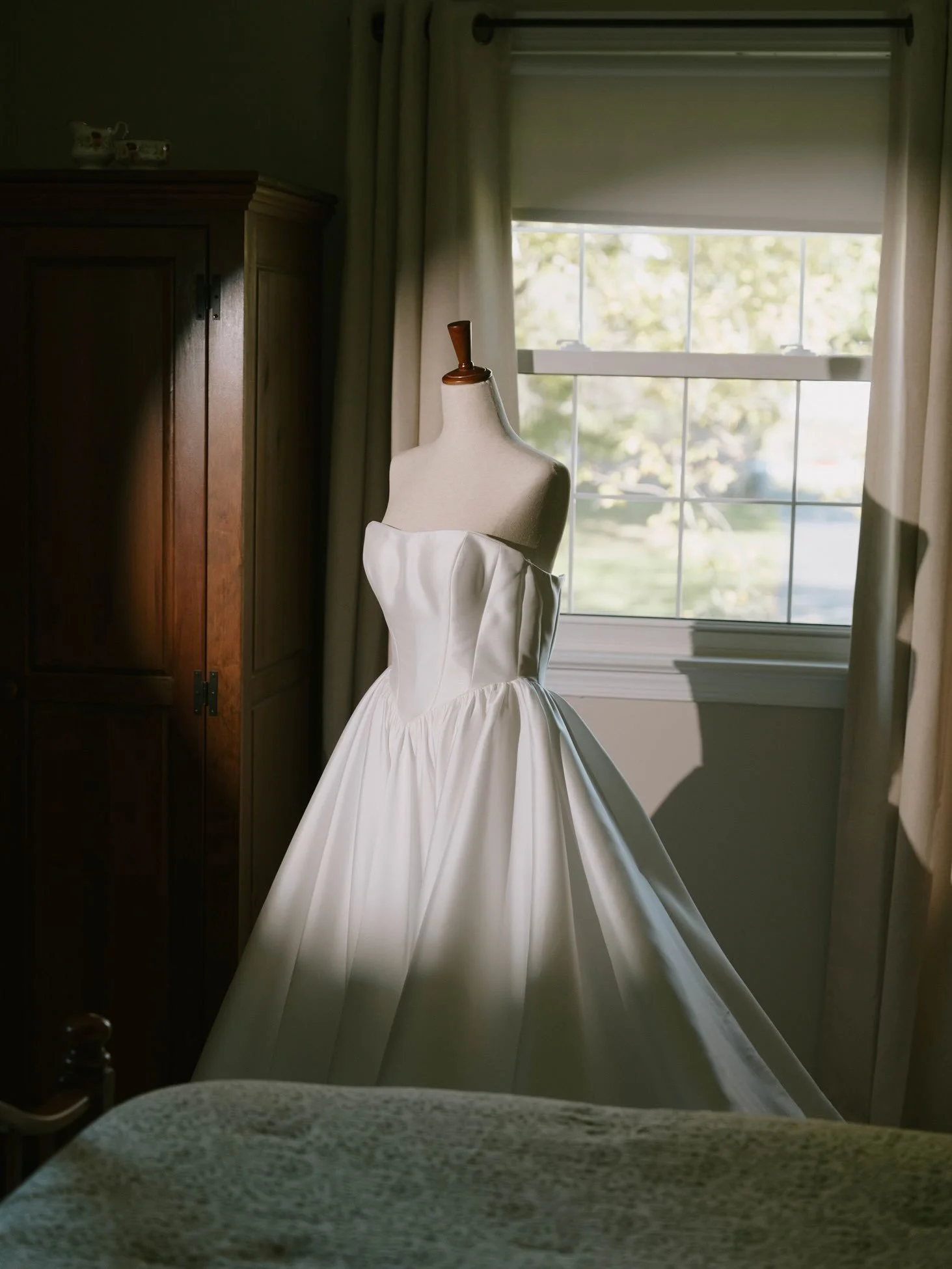 Previews from a gorgeous October wedding day with G + S 🦢

Vendors:
@sincerelysavco 
@leahstrozeski 
@newpaceweddings 
@bridal_bynatalie 
@amandaburnett.mua 
@ne_flower_boutique 
@experience_bvtlive