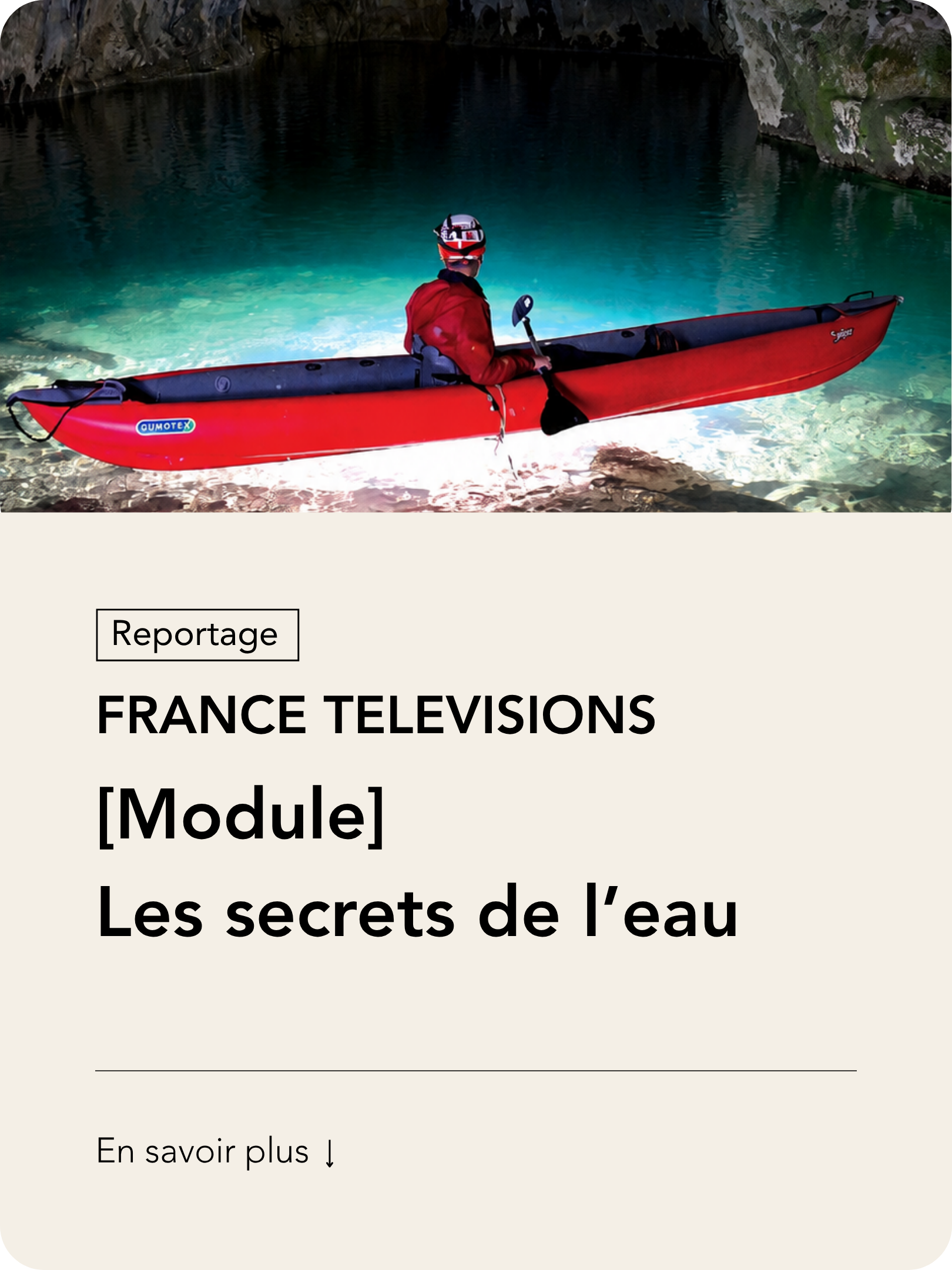 Une personne dans un kayak rouge flottant sur un lac clair entouré de falaises.