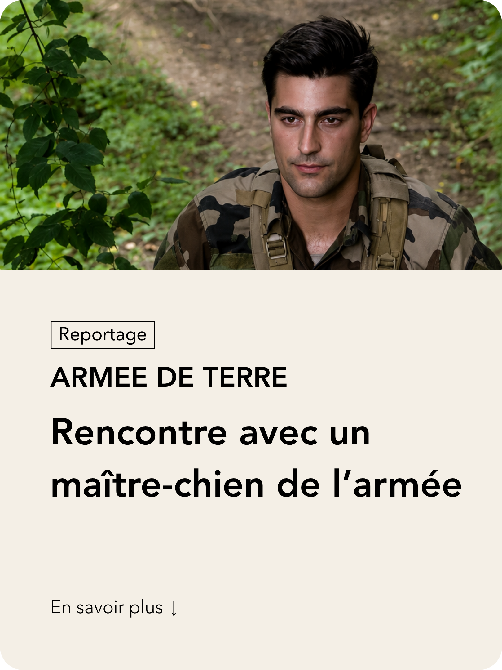 Un soldat portant un uniforme de camouflage dans une forêt