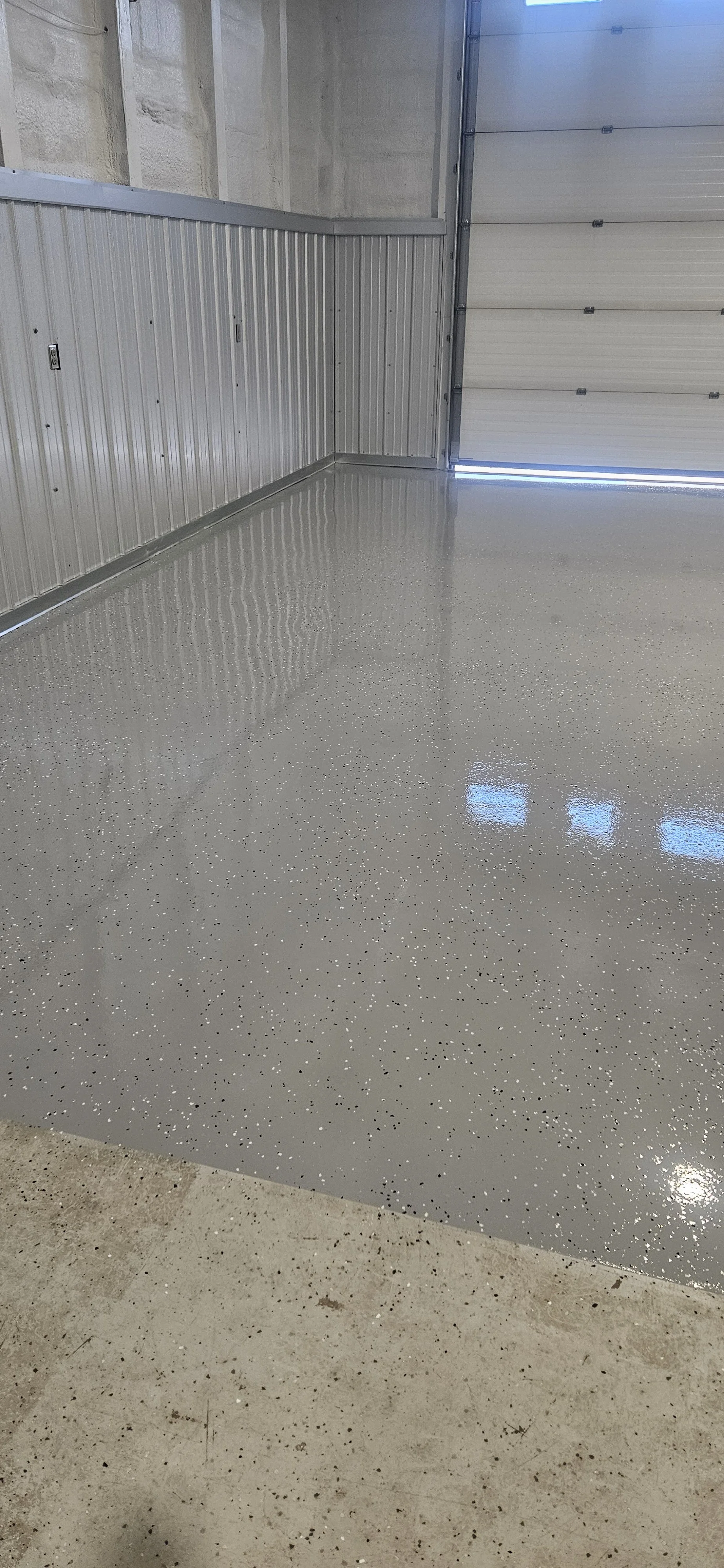 Finished in Smoke 1/4" Partial Flake Broadcast.