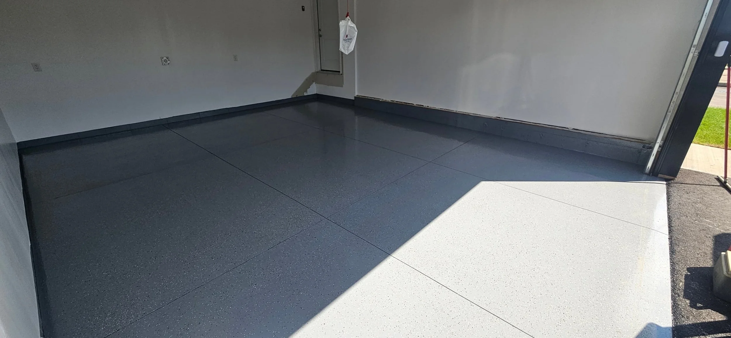 Finished in Smoke 1/4" Partial Flake Broadcast.
