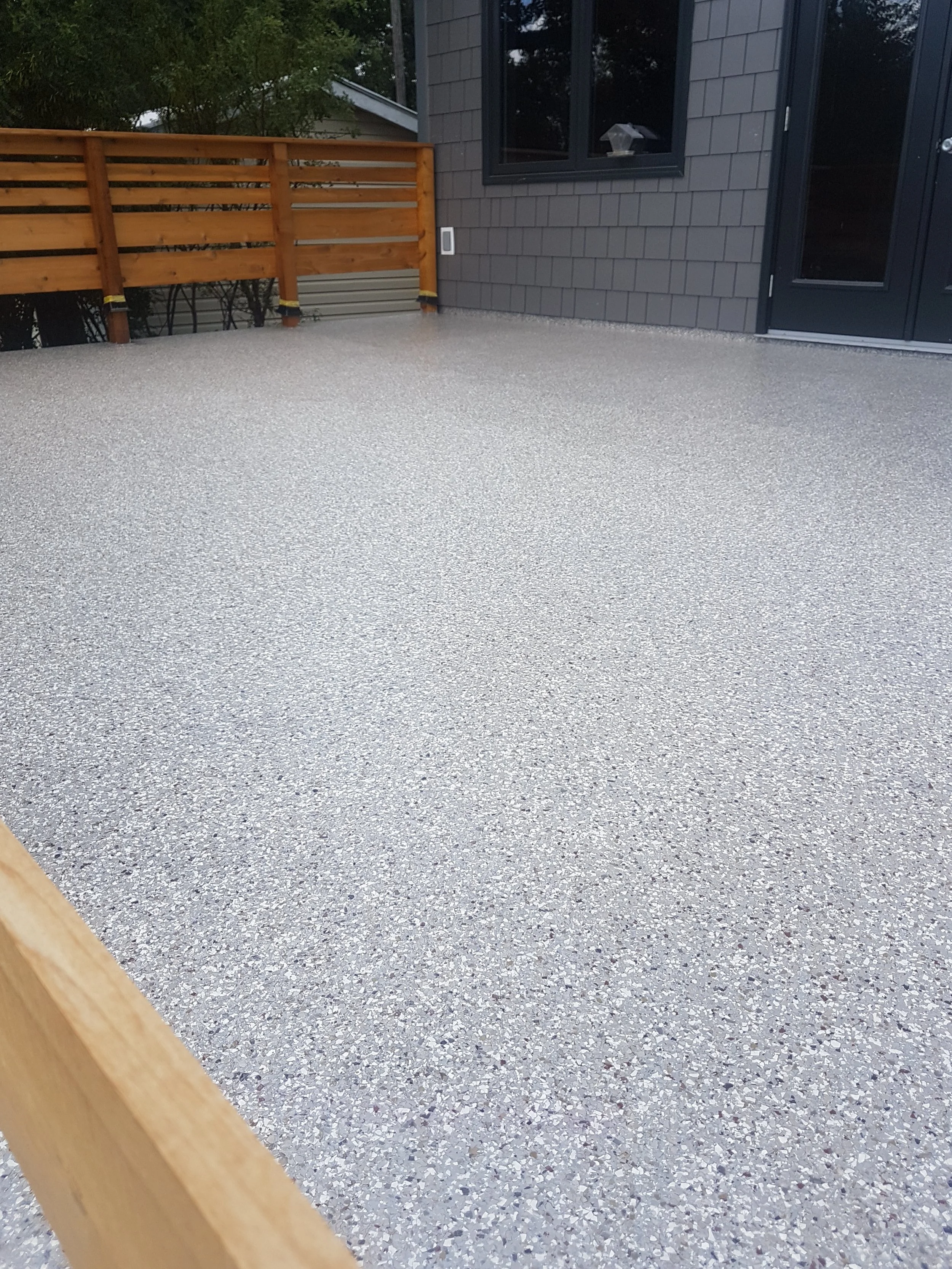 Finished in Creekbed 1/4" Full Flake Broadcast.