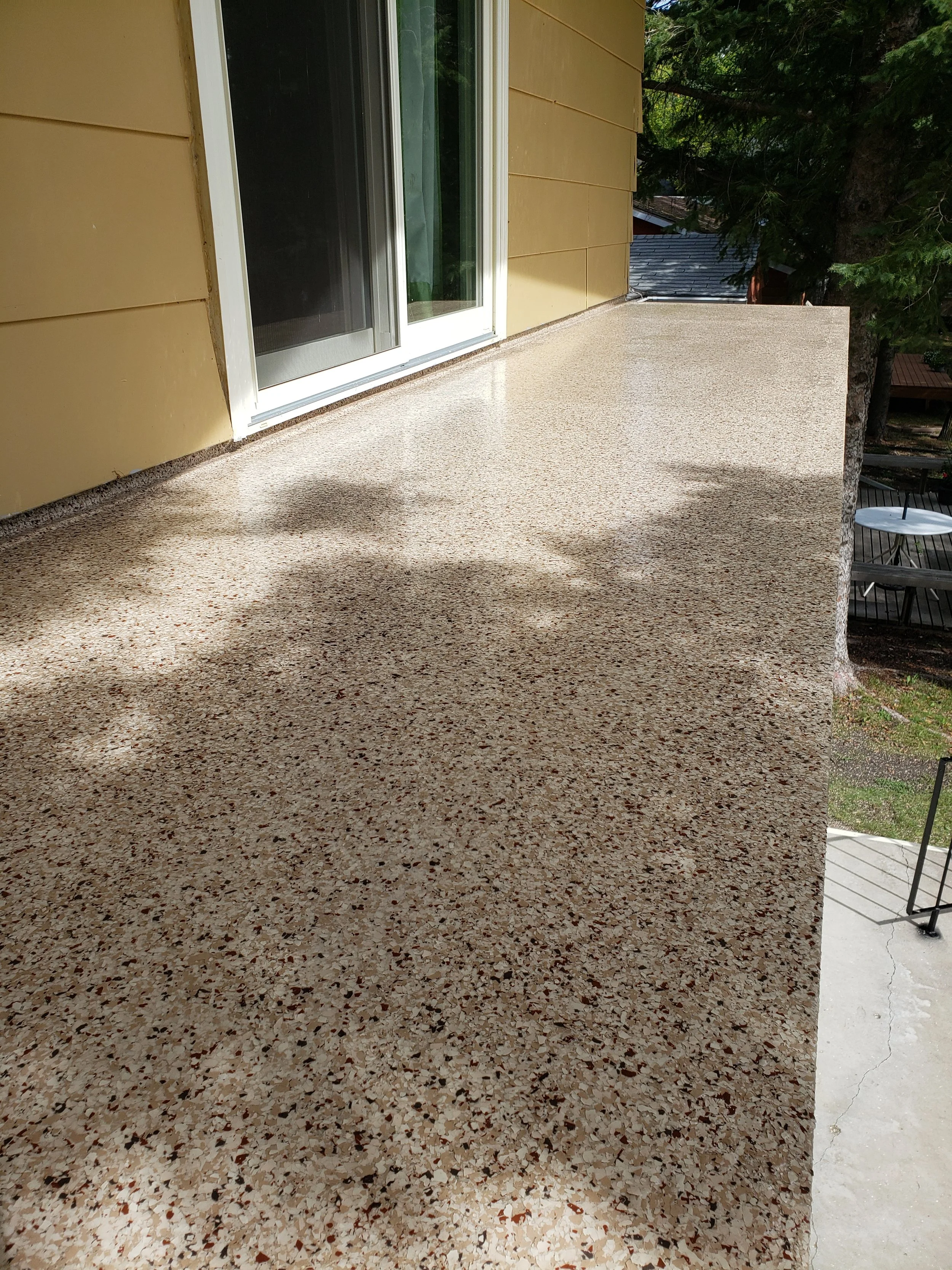 Finished in Chestnut 1/4" Full Flake Broadcast.