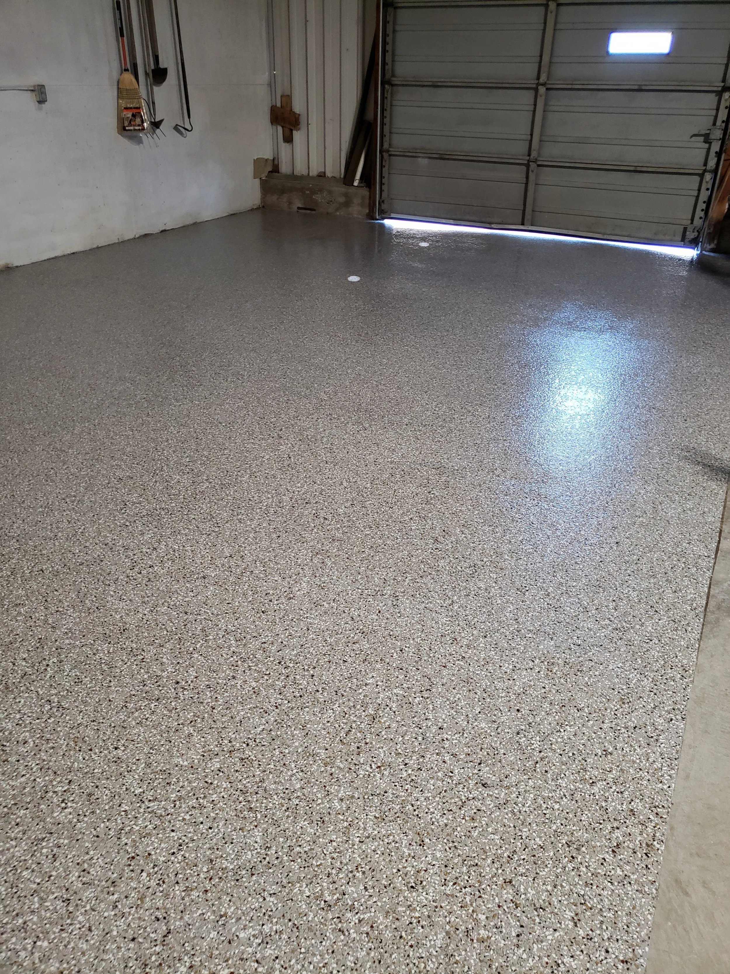 Finished in Creekbed 1/4" Full Flake Broadcast.