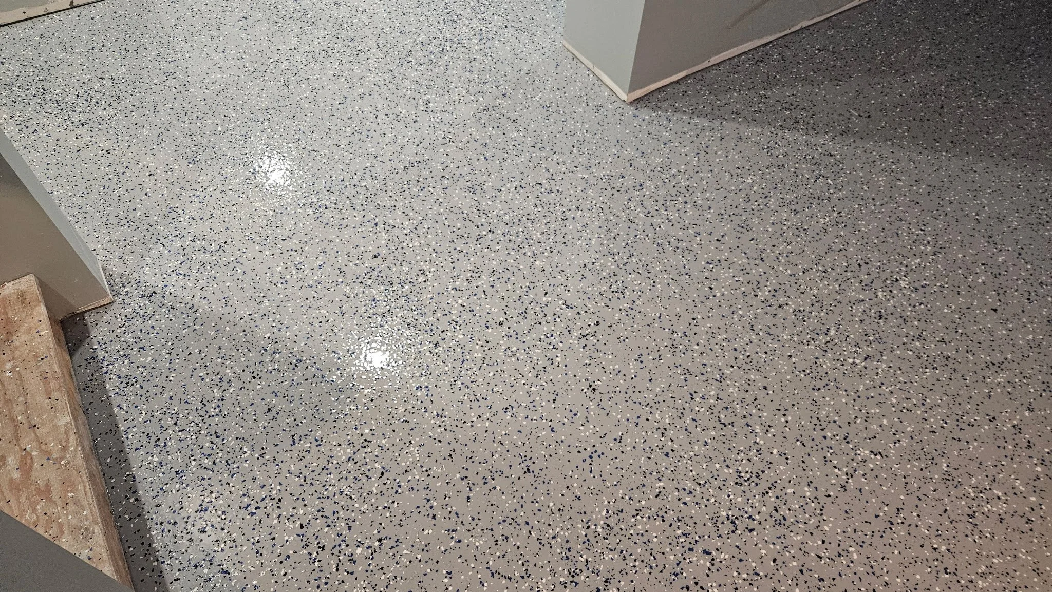Finished in Orbit 1/4" Partial Flake Broadcast.