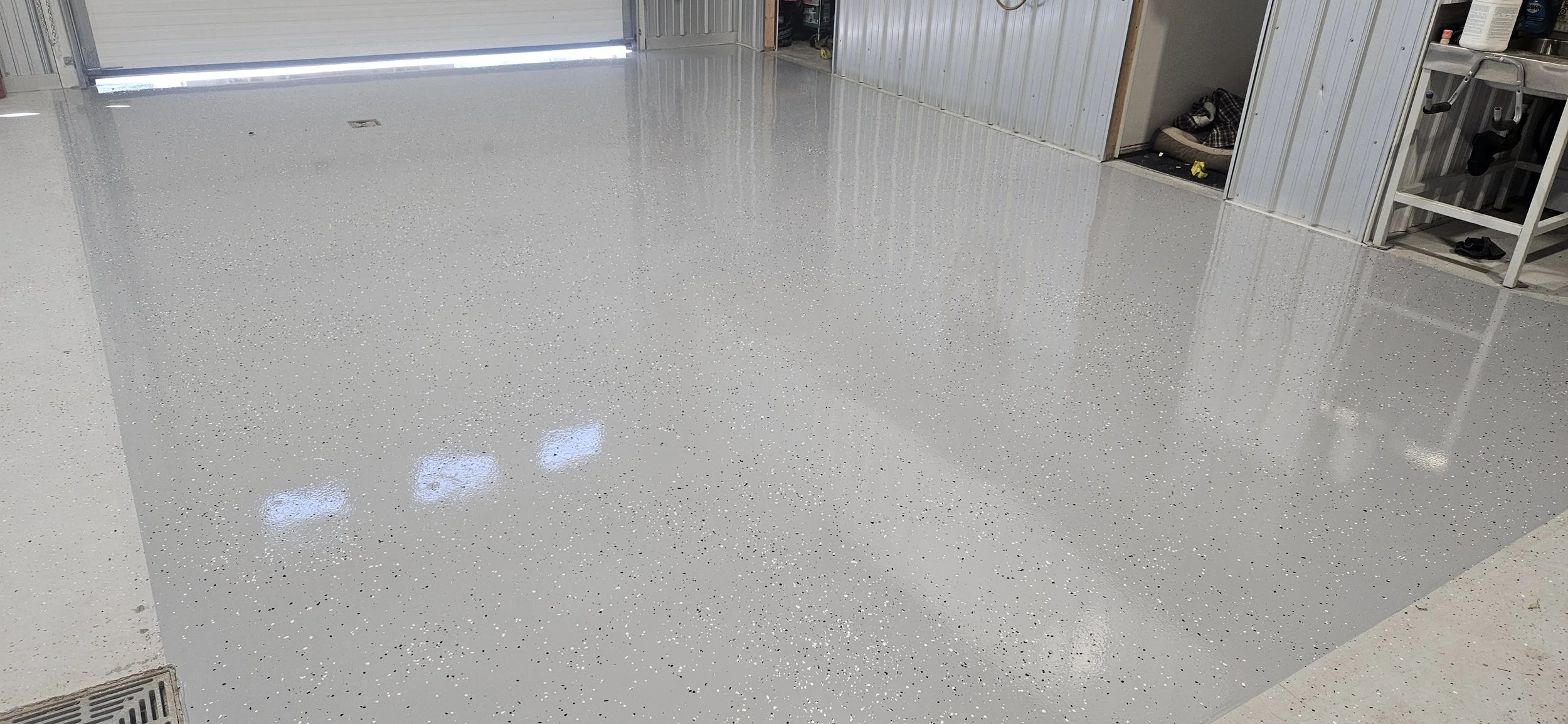 Finished in Smoke 1/4" Partial Flake Broadcast.