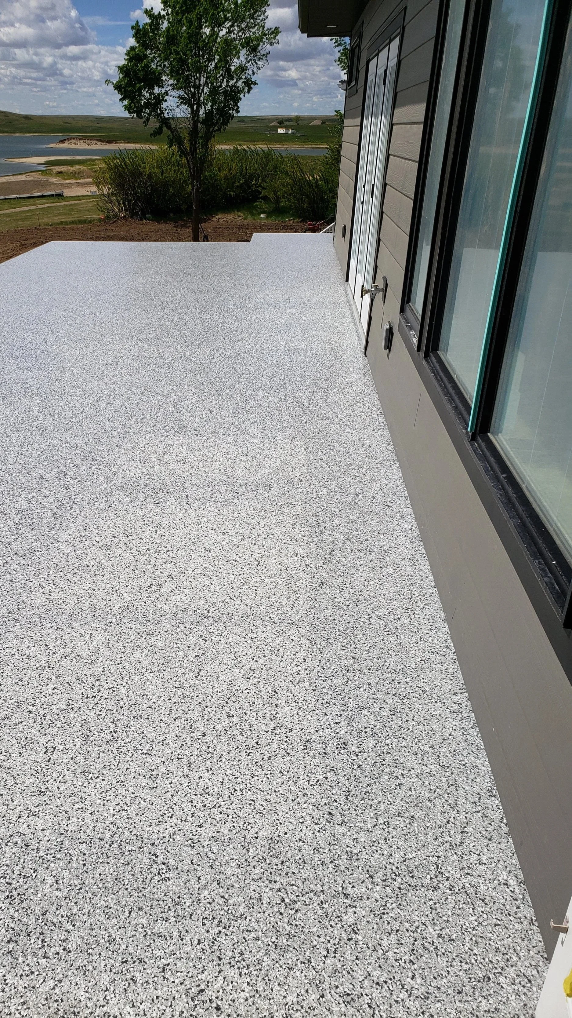 Full flake broadcast deck patio