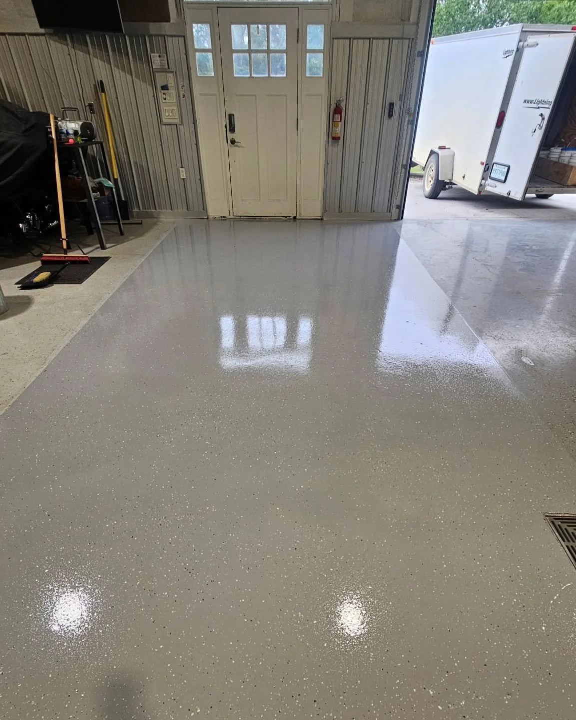 Finished in Smoke 1/4" Partial Flake Broadcast.