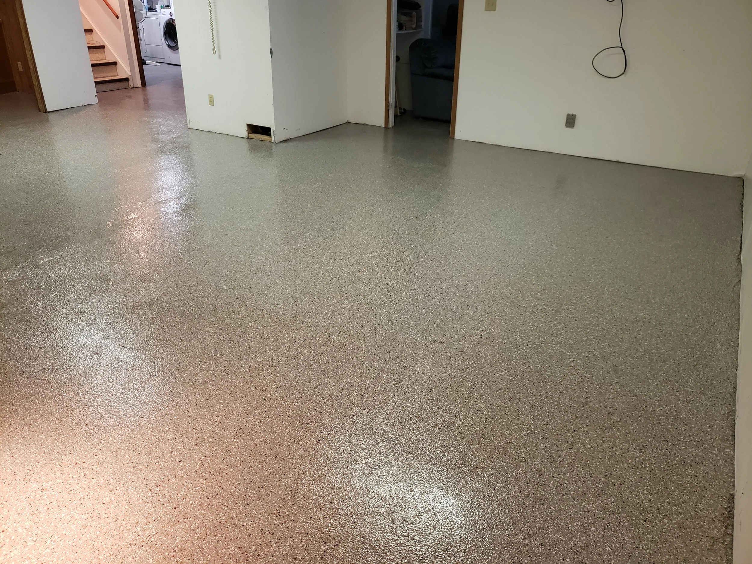 Finished in Creekbed 1/4" Full Flake Broadcast.
