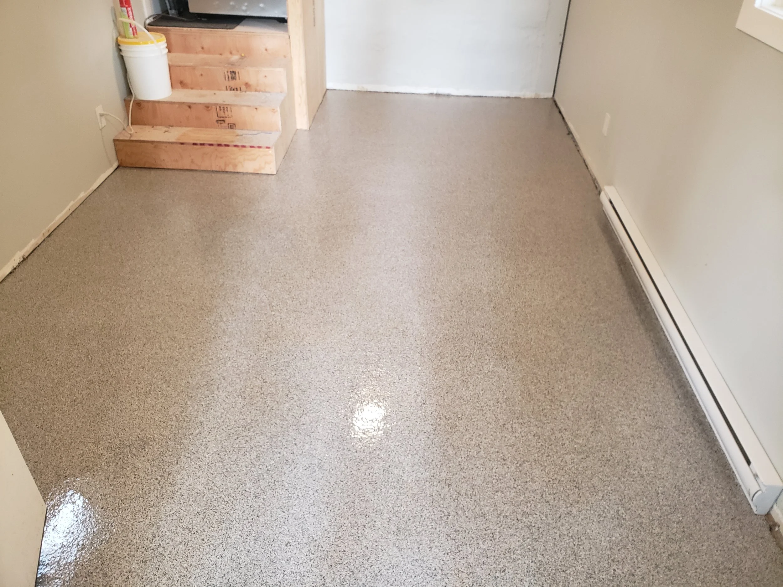Finished in Creekbed 1/4" Full Flake Broadcast.