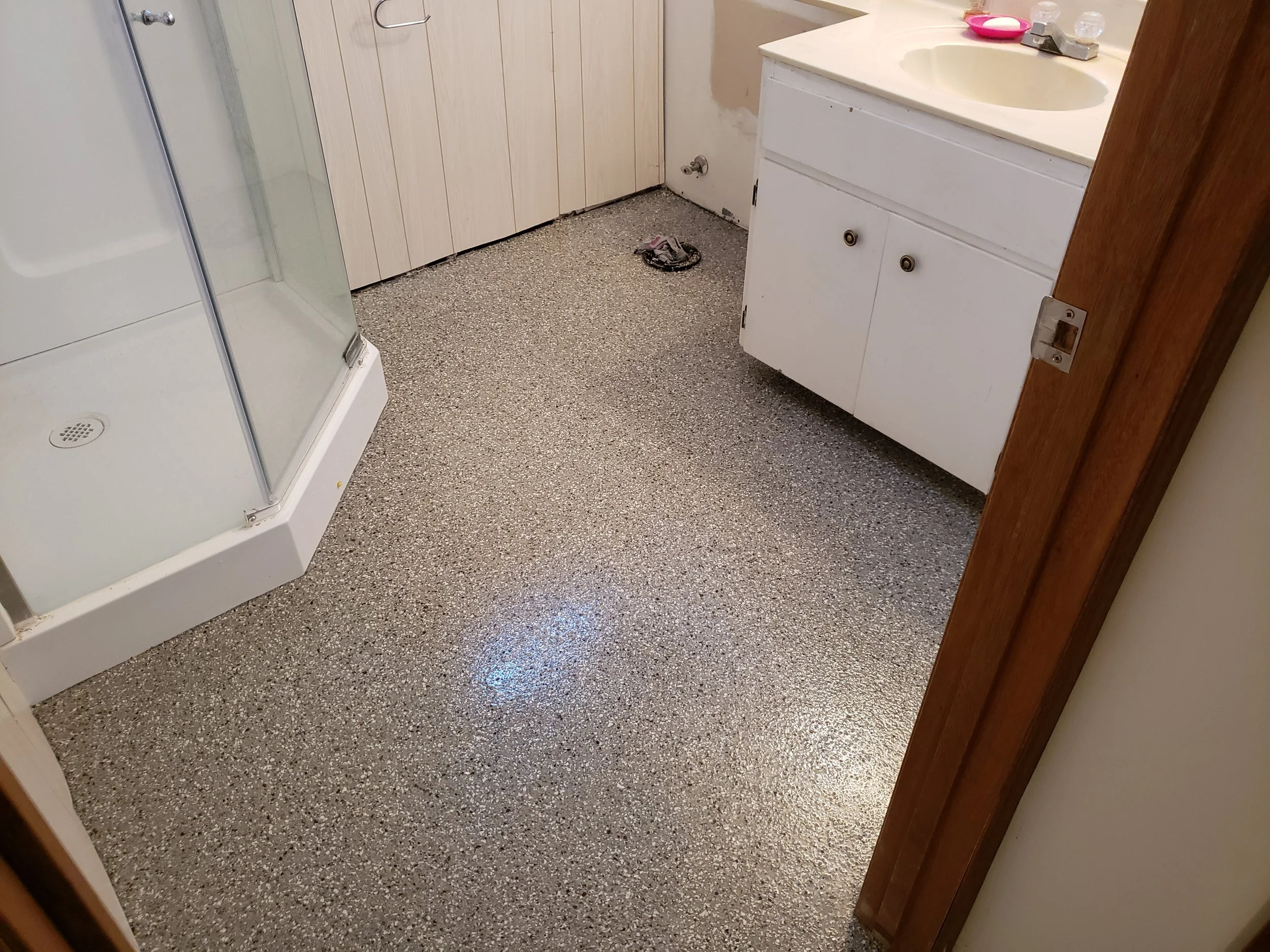 Finished in Creekbed 1/4" Full Flake Broadcast.