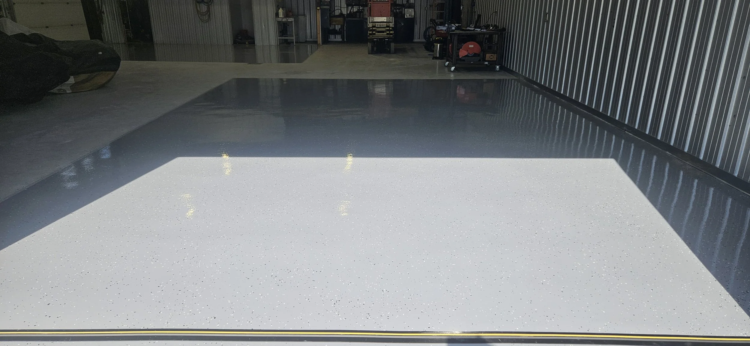 Finished in Smoke 1/4" Partial Flake Broadcast.