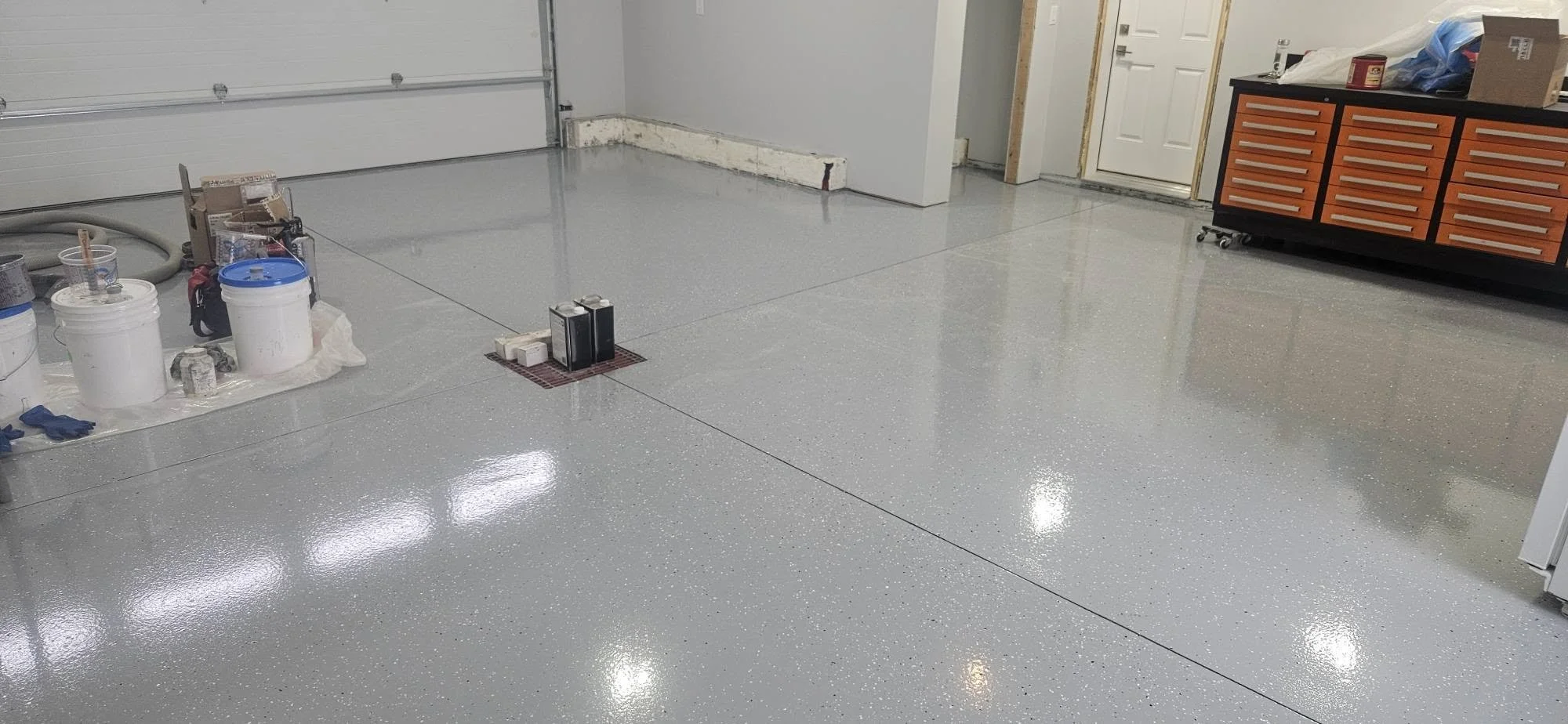 Finished in Aurora 1/4" Partial Flake Broadcast.