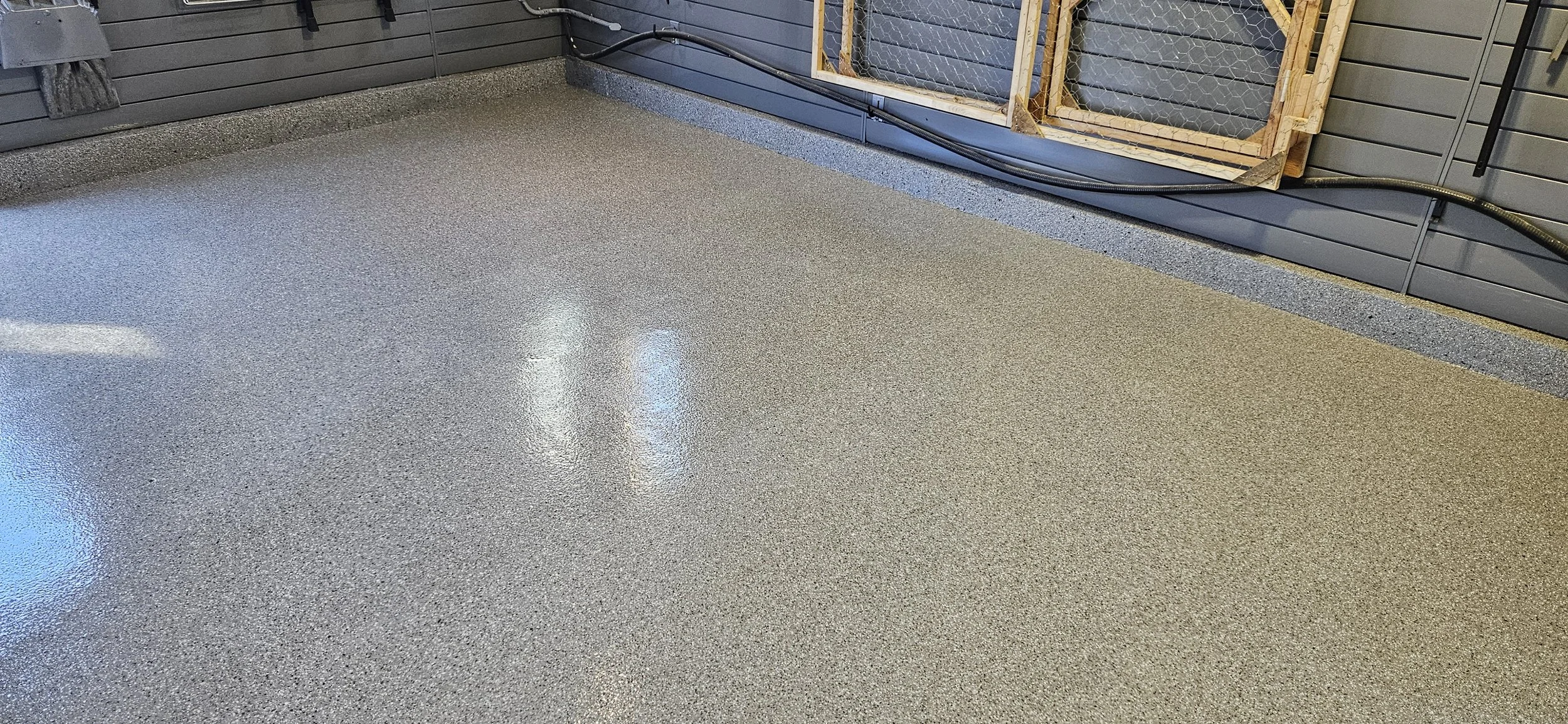 Finished in Creekbed 1/4" Full Flake Broadcast.