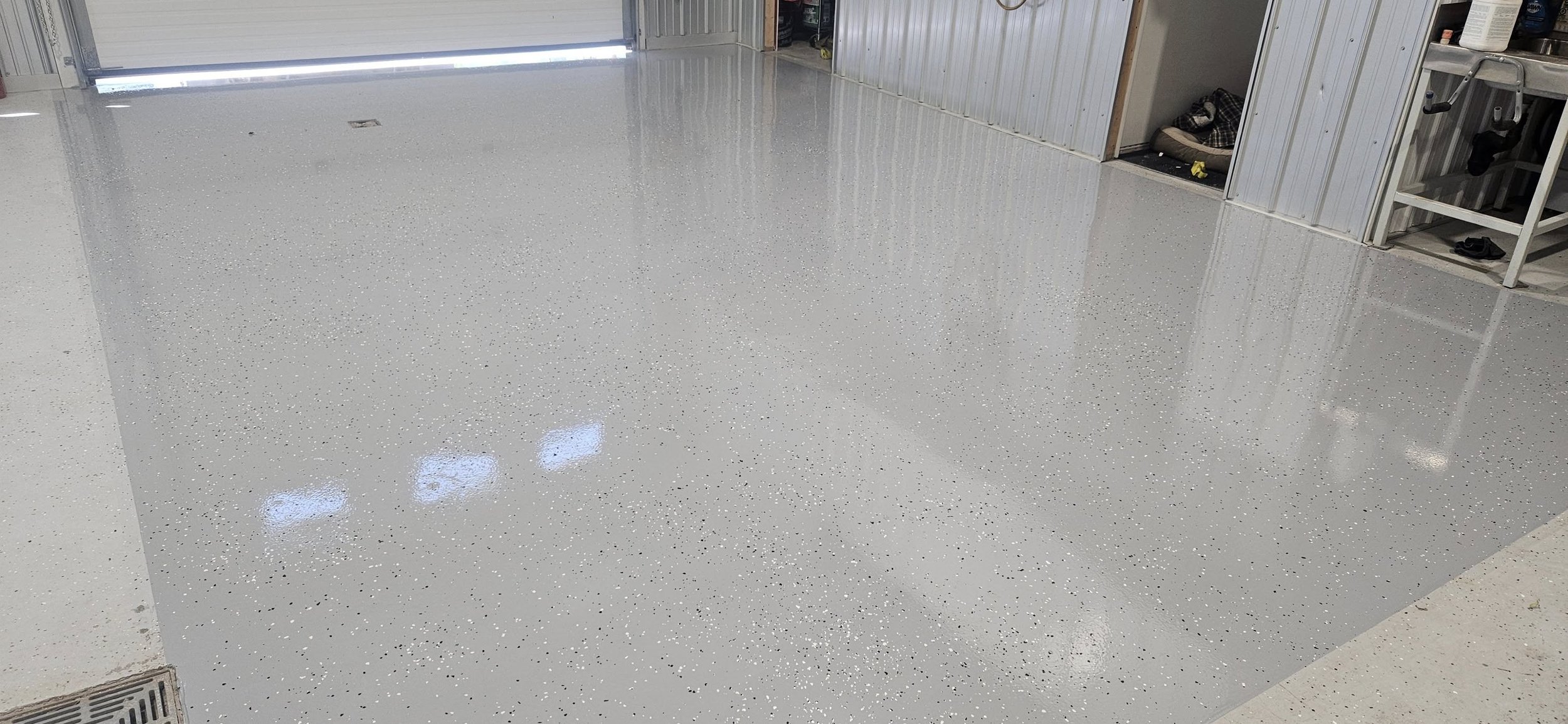 Finished in Smoke 1/4" Partial Flake Broadcast.