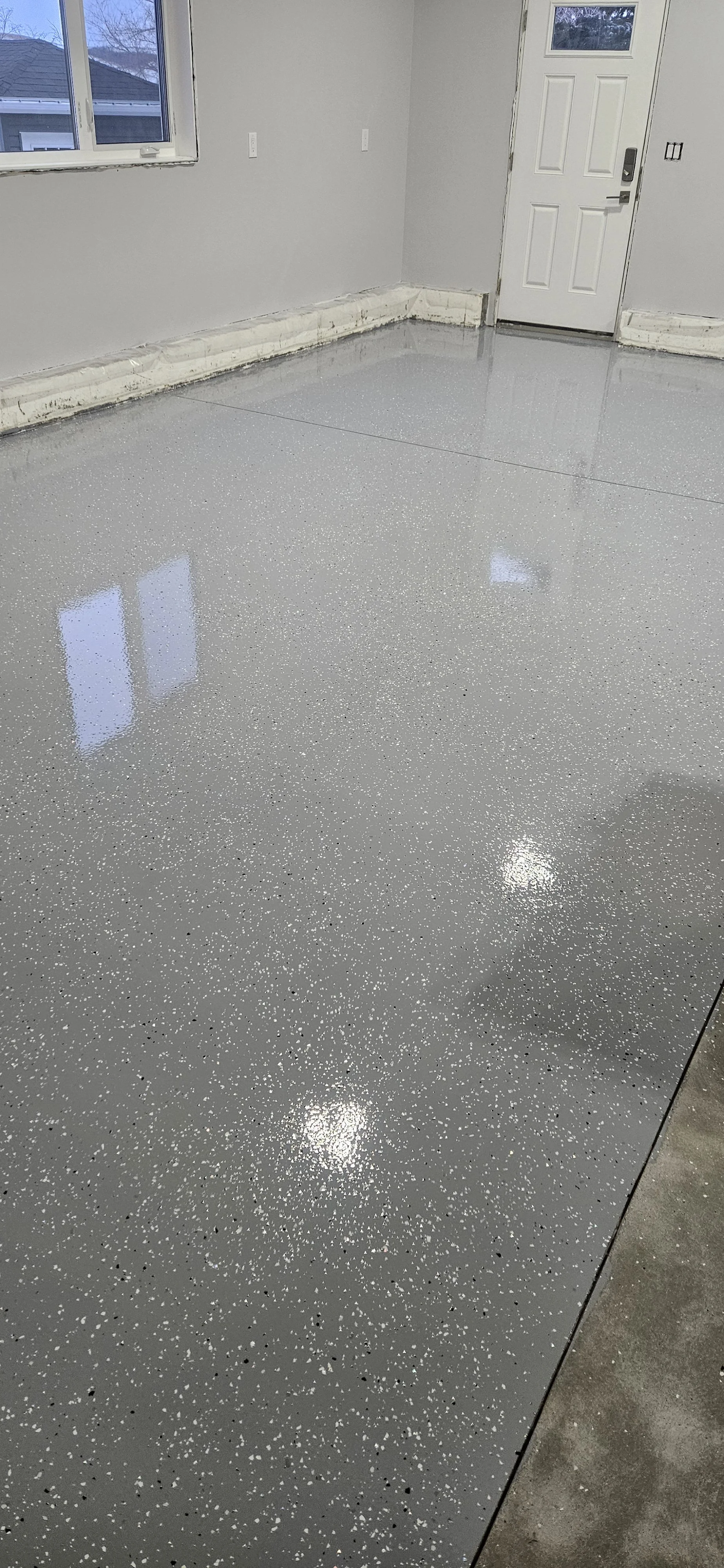 Finished in Aurora 1/4" Partial Flake Broadcast.