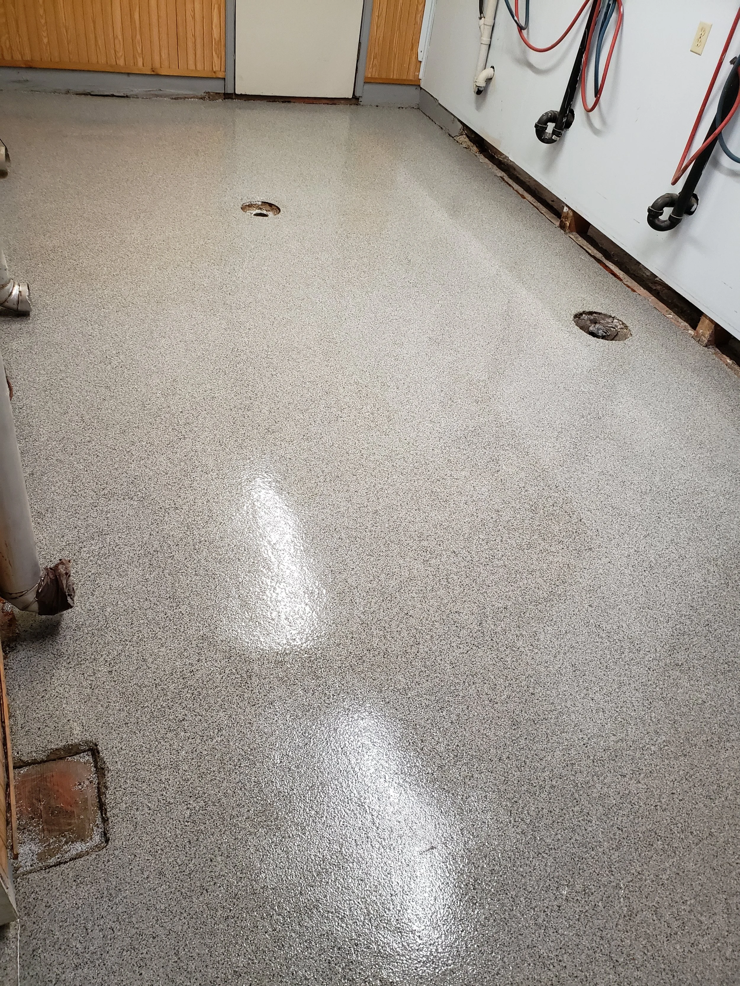 Finished in Creekbed 1/4" Full Flake Broadcast.