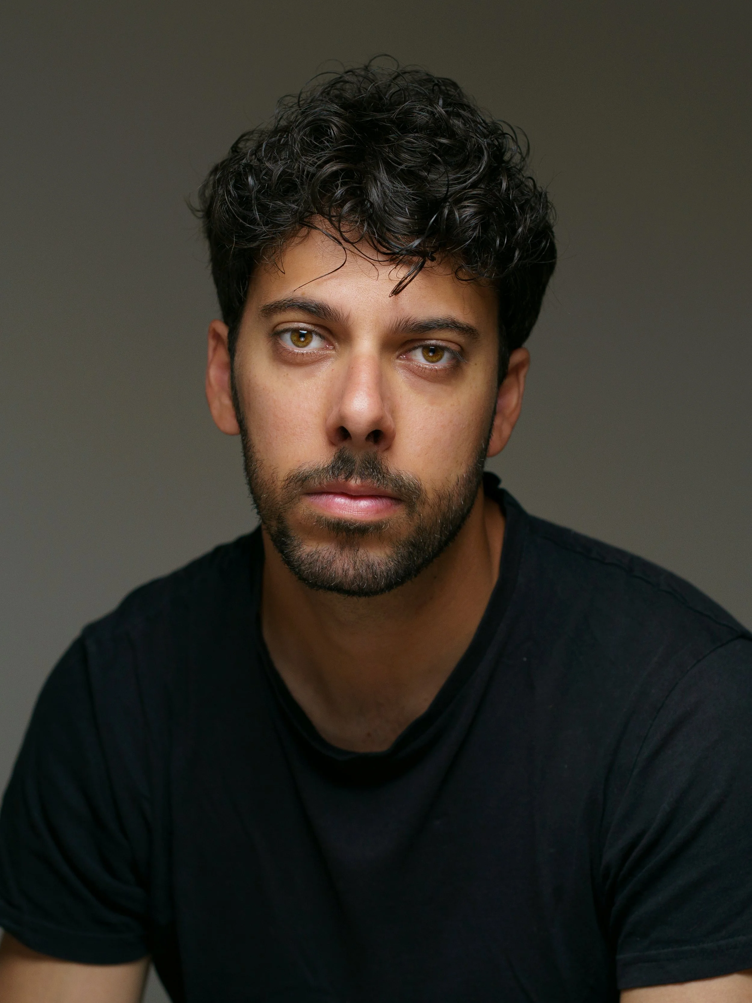 Retrato do ator João Pedro Leal que interpreta as personagens Conselheiro e Príncipe.