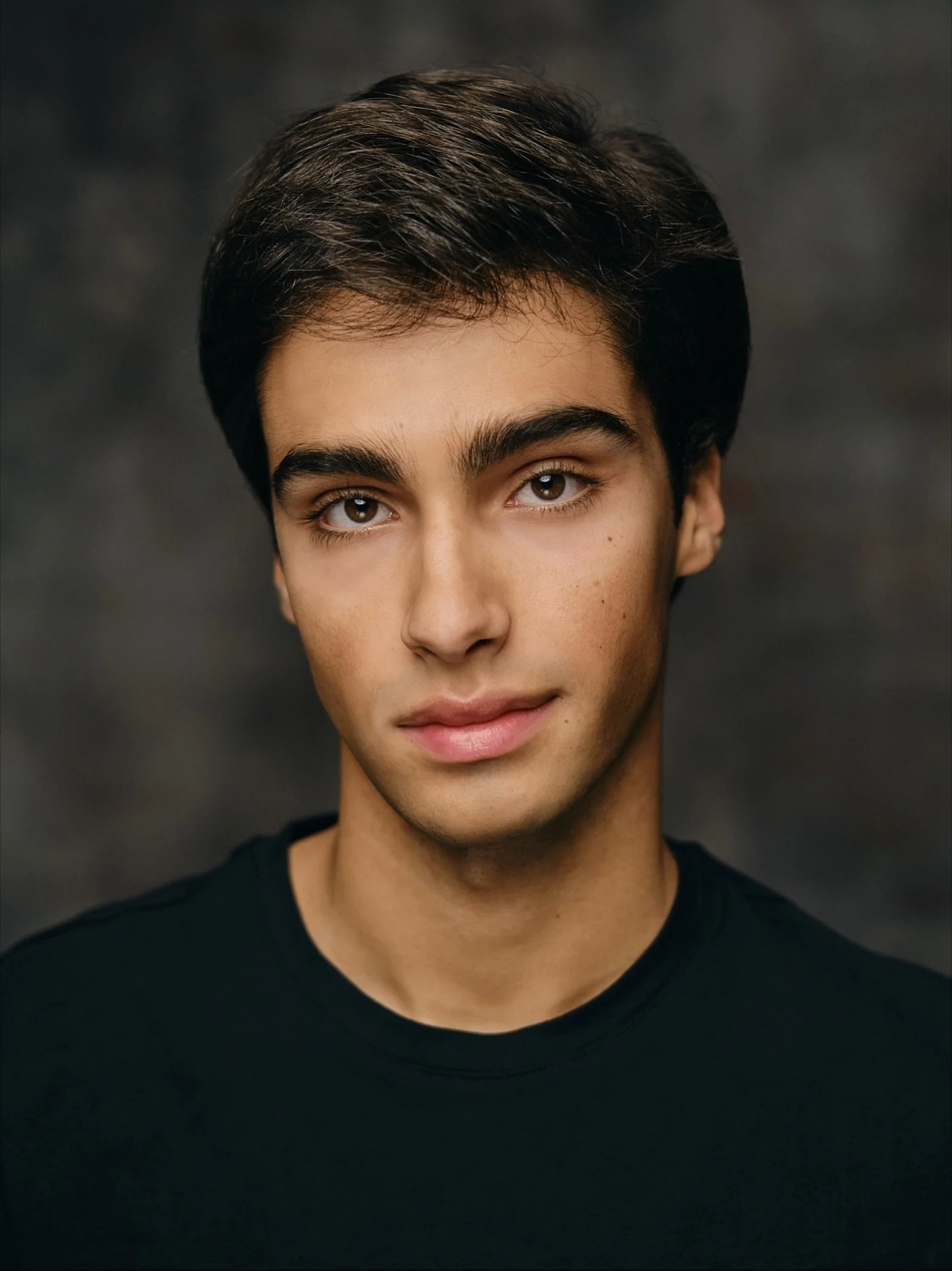 Retrato do ator Lucas Gonçalves que interpreta a personagem em Ensemble.