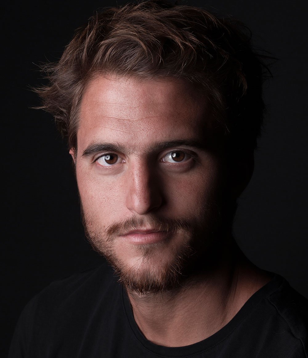 Retrato de Tiago Teotónio Pereira no papel de Príncipe Eduard, um dos protagonistas do espetáculo musical no gelo "A Pequena Sereia no Gelo".