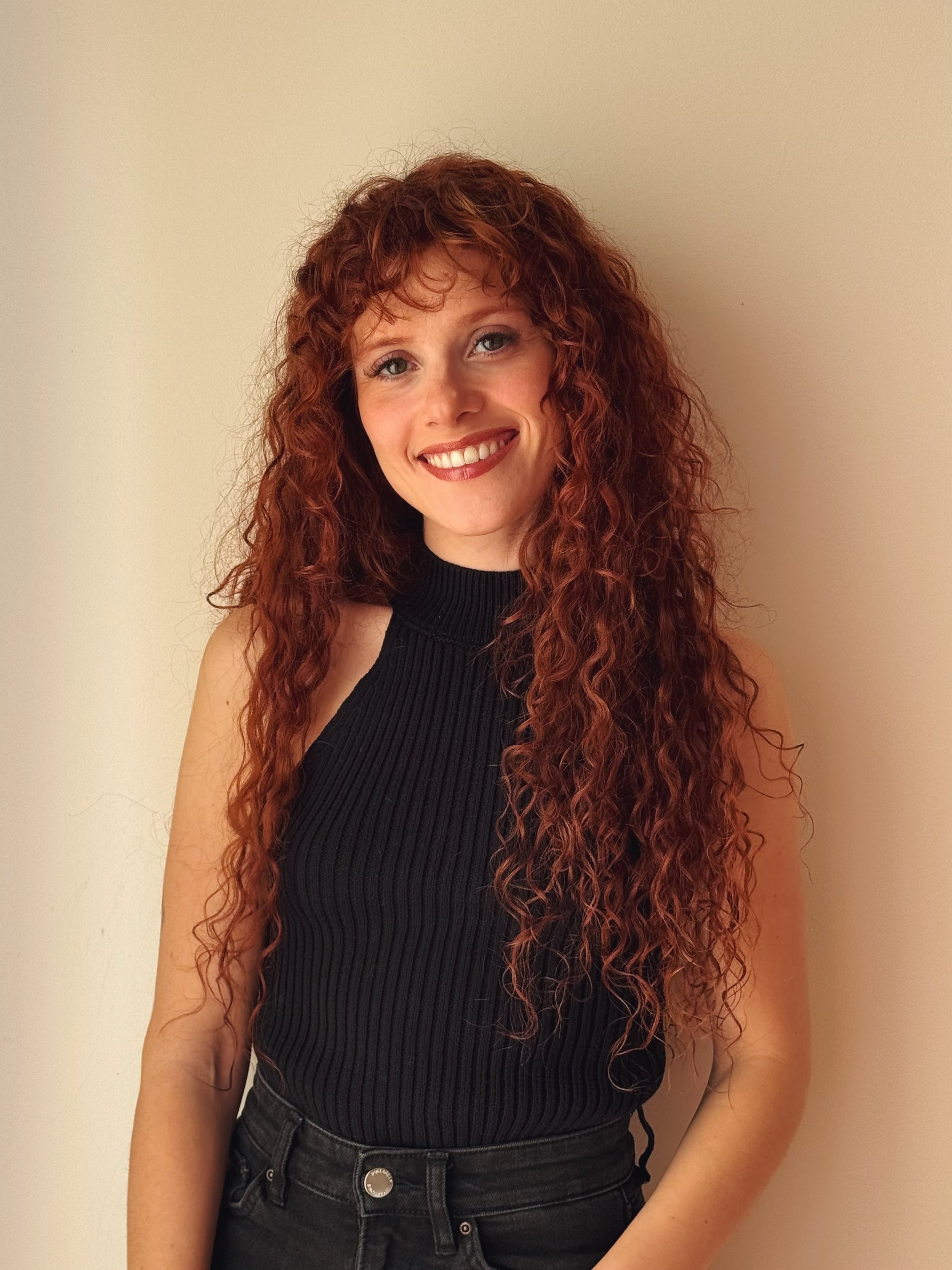 Retrato da atriz Anya Santos que interpreta a personagem Pérola.