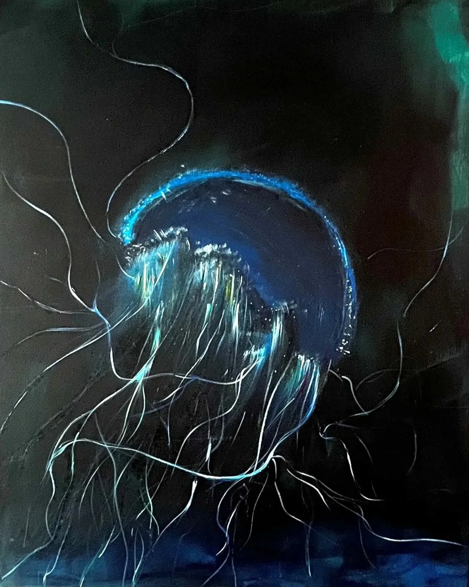 Ein schwarz-weißer Wirbel, der an eine Qualle in der Tiefsee erinnert. Leuchtende blau- und Grüntöne und grüne und weiße Highlights, umgeben von langen, dünnen, weißen Fäden, die aus ihm herausstrahlen.