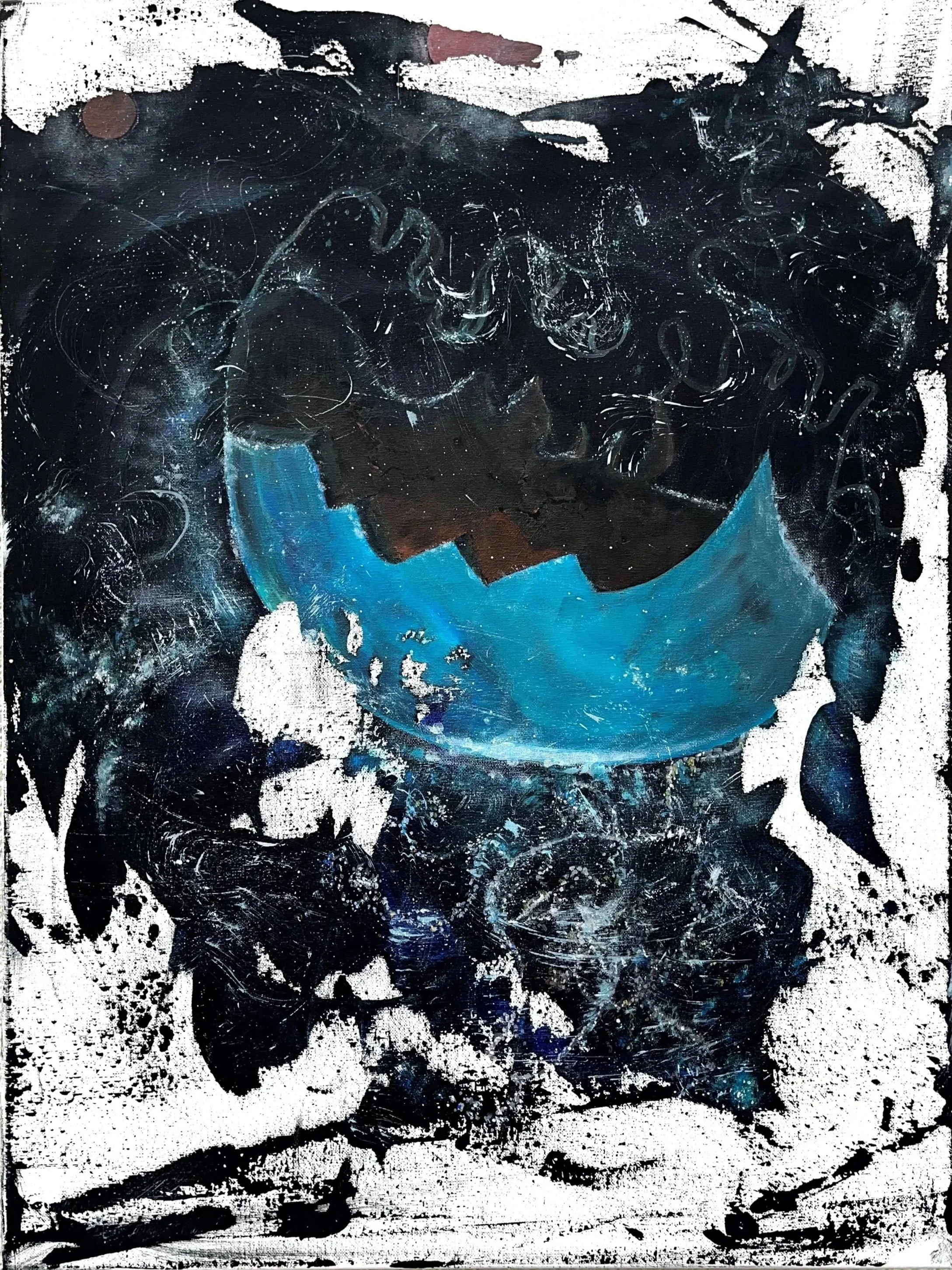 Abstraktes Kunstwerk mit dunklen Farben, blauen Akzenten und weißen Sprenkeln, das einen zerstörten Planeten andeutet, umgeben von schwarzen, weißen und bläulichen Pinselstrichen.