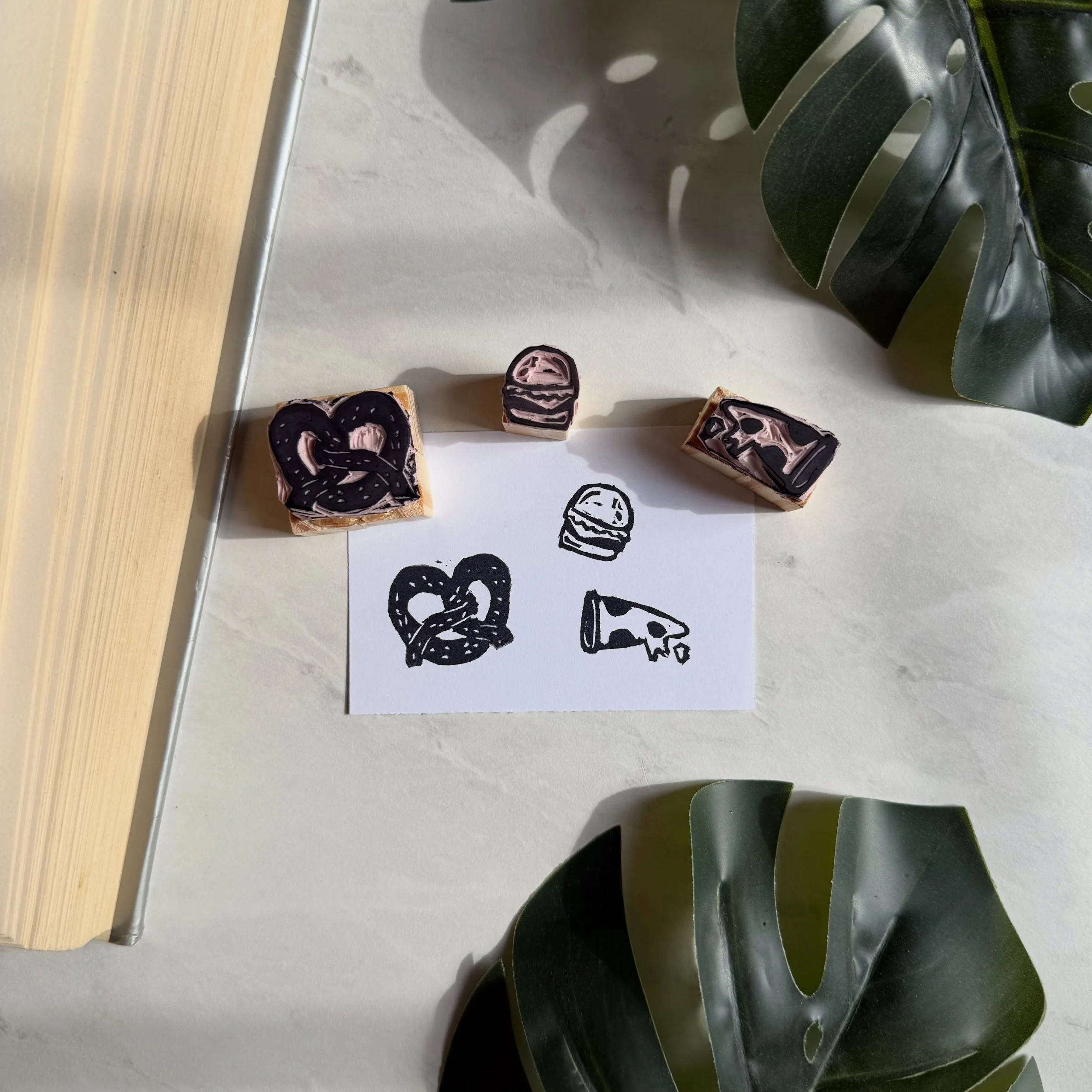 So many new and fun stamp bundles are up in the shop now! There&rsquo;s even some adorable fall and holiday bundles that make me soooo excited for the holiday season🥰 Check them out now under extra fun > mini stamps! ✨

#linocut #artwork #stamps 