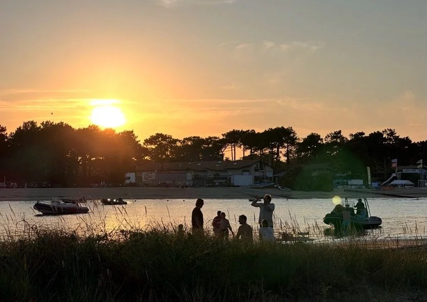 Il y a des endroits qui deviennent une partie de notre histoire. ❤️

Le Cap Ferret en fait partie.

J&rsquo;y vais depuis plus de 20 ans. Mon mari y a pass&eacute; toutes ses vacances depuis qu&rsquo;il est enfant. Et si nous avons choisi de vivre au