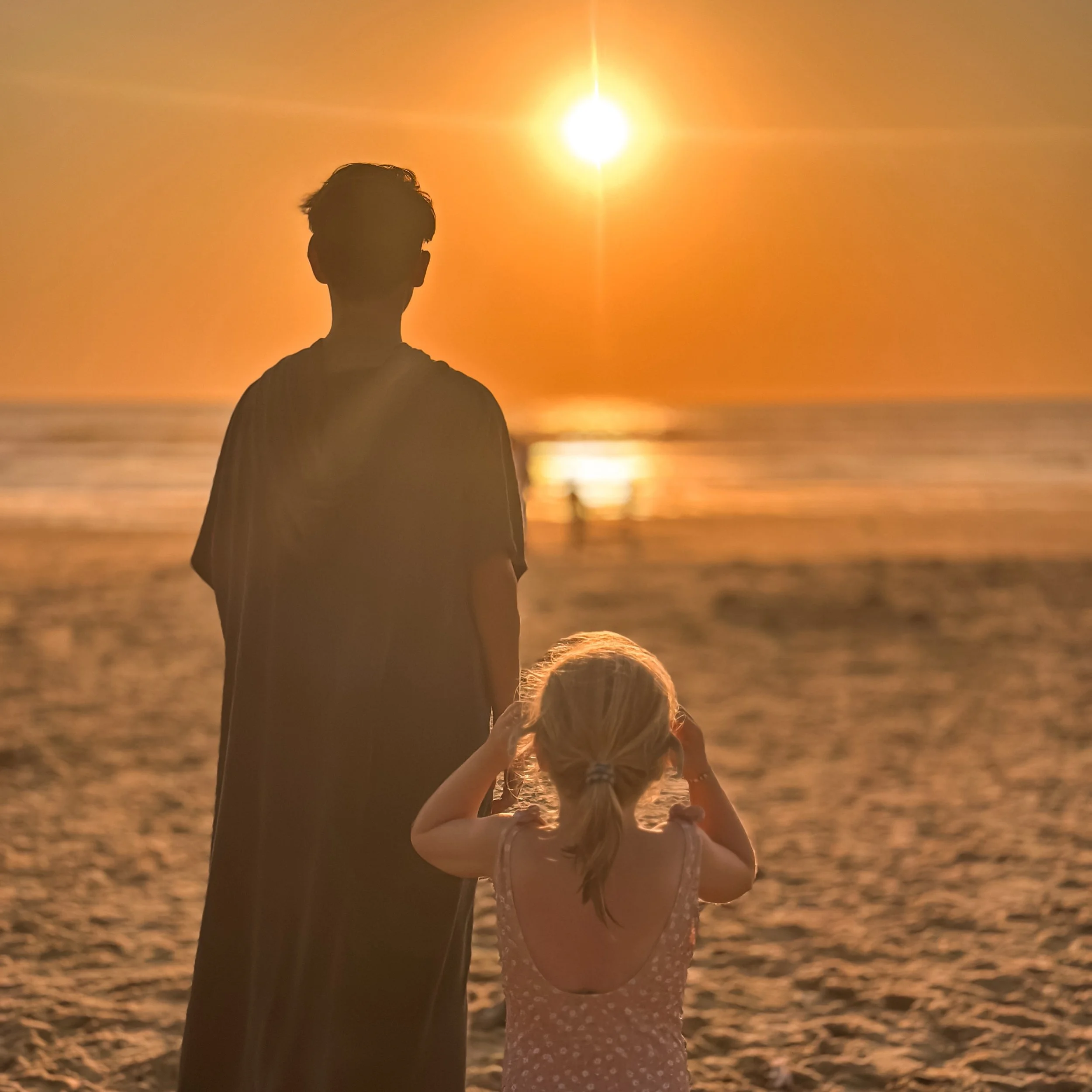 Ils l&rsquo;attendaient depuis longtemps&hellip; et franchement, &ccedil;a valait le coup.
Hier soir, nous &eacute;tions tous r&eacute;unis avec des amis sur la plage de Biscarrosse, lunettes sur le nez et yeux lev&eacute;s vers le ciel.
Les enfants 