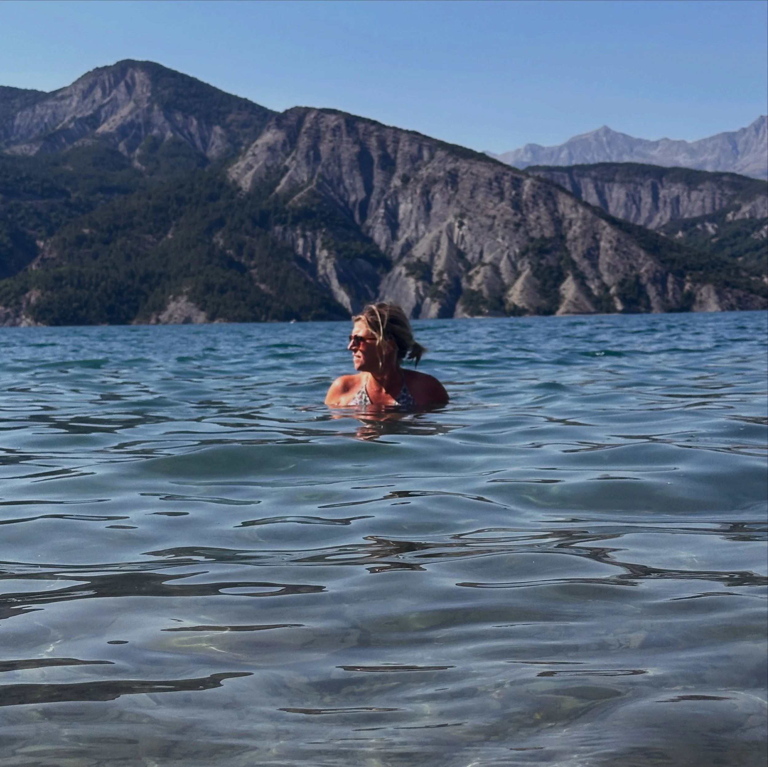 &Eacute;t&eacute; 2026 ☀️

Du Bassin aux montagnes, de l&rsquo;oc&eacute;an aux lacs.
Des enfants qui grandissent beaucoup trop vite, des copains, la famille, des ap&eacute;ros, des couchers de soleil, des kilom&egrave;tres, de la musique&hellip; et 