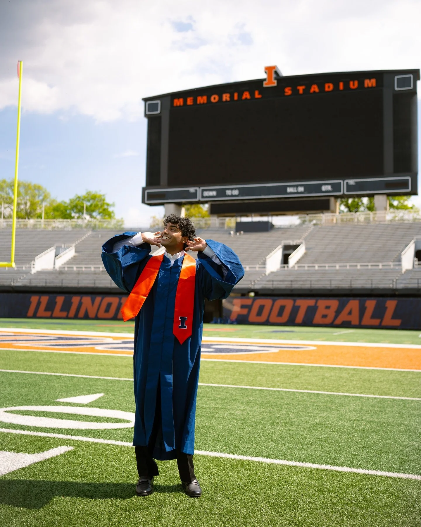 Graduation photoshoot #1! Thanks Prabhav for trusting me to capture your photos, you&rsquo;ve got a bright future and wish nothing but the best! #ILLINOIS2025 🟧🟦