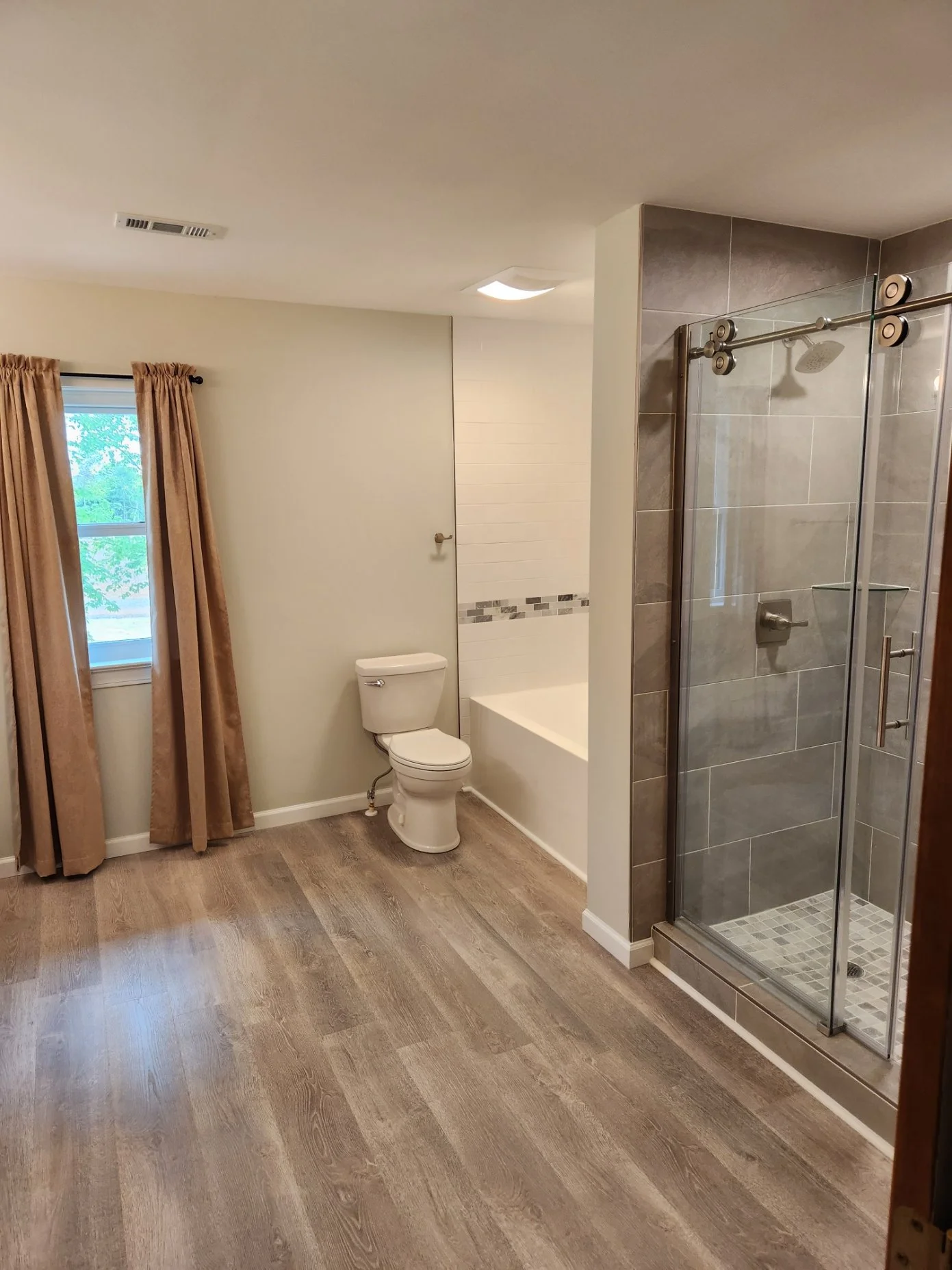 Upstairs Bath 5.jpg