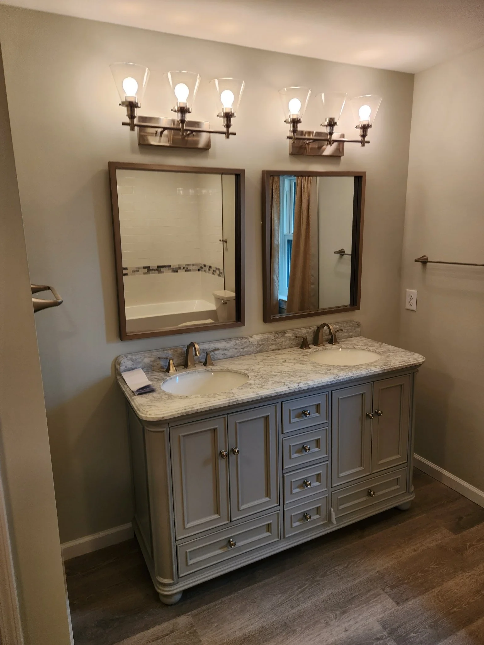 Upstairs Bath 4.jpg