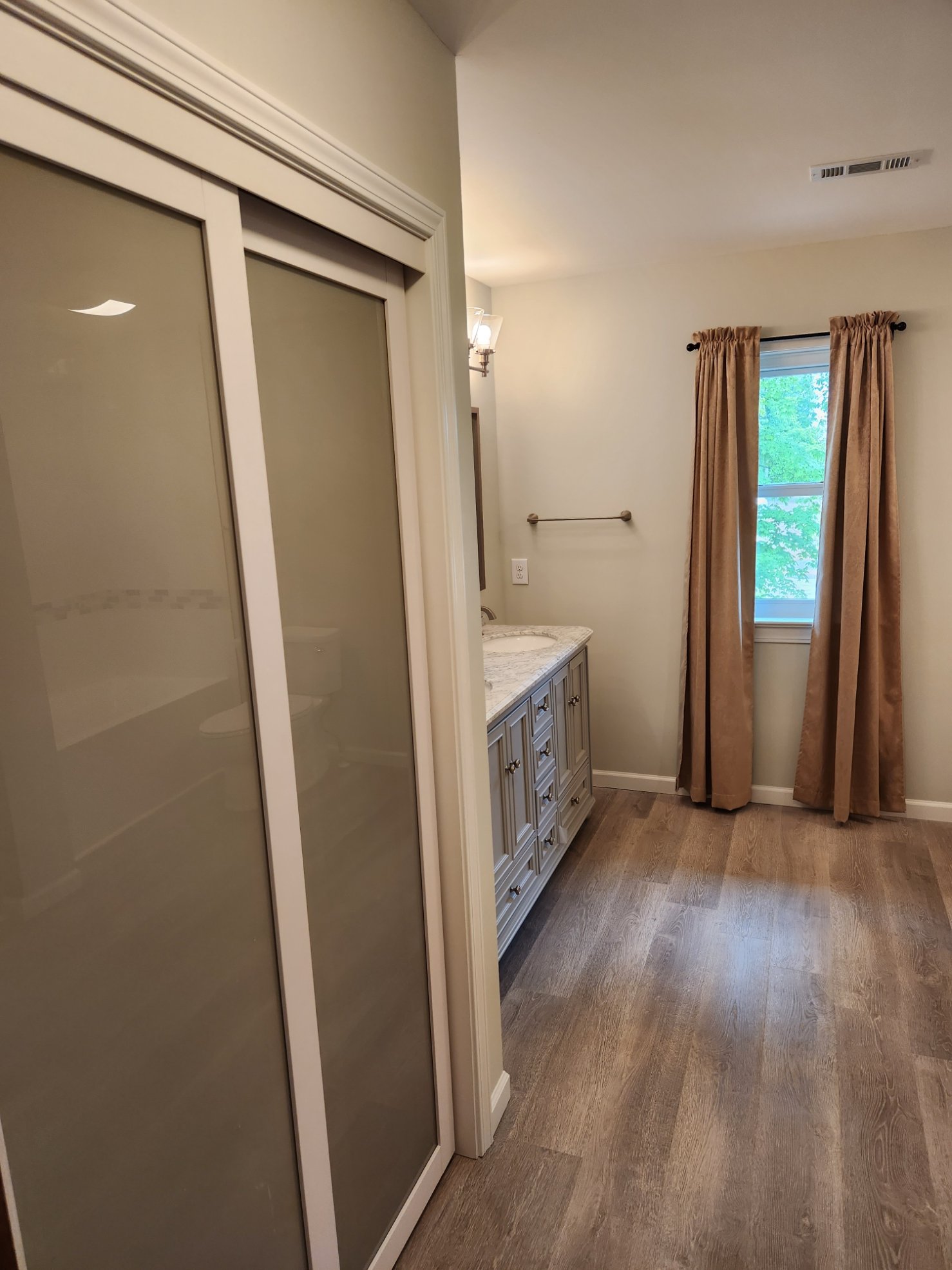 Upstairs bath 6 .jpg