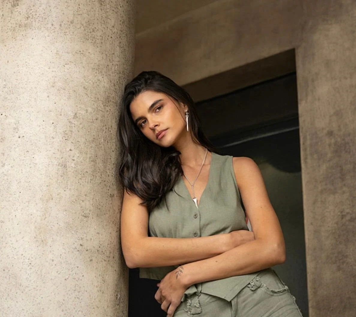 editorial_06_green_vest_column.jpeg