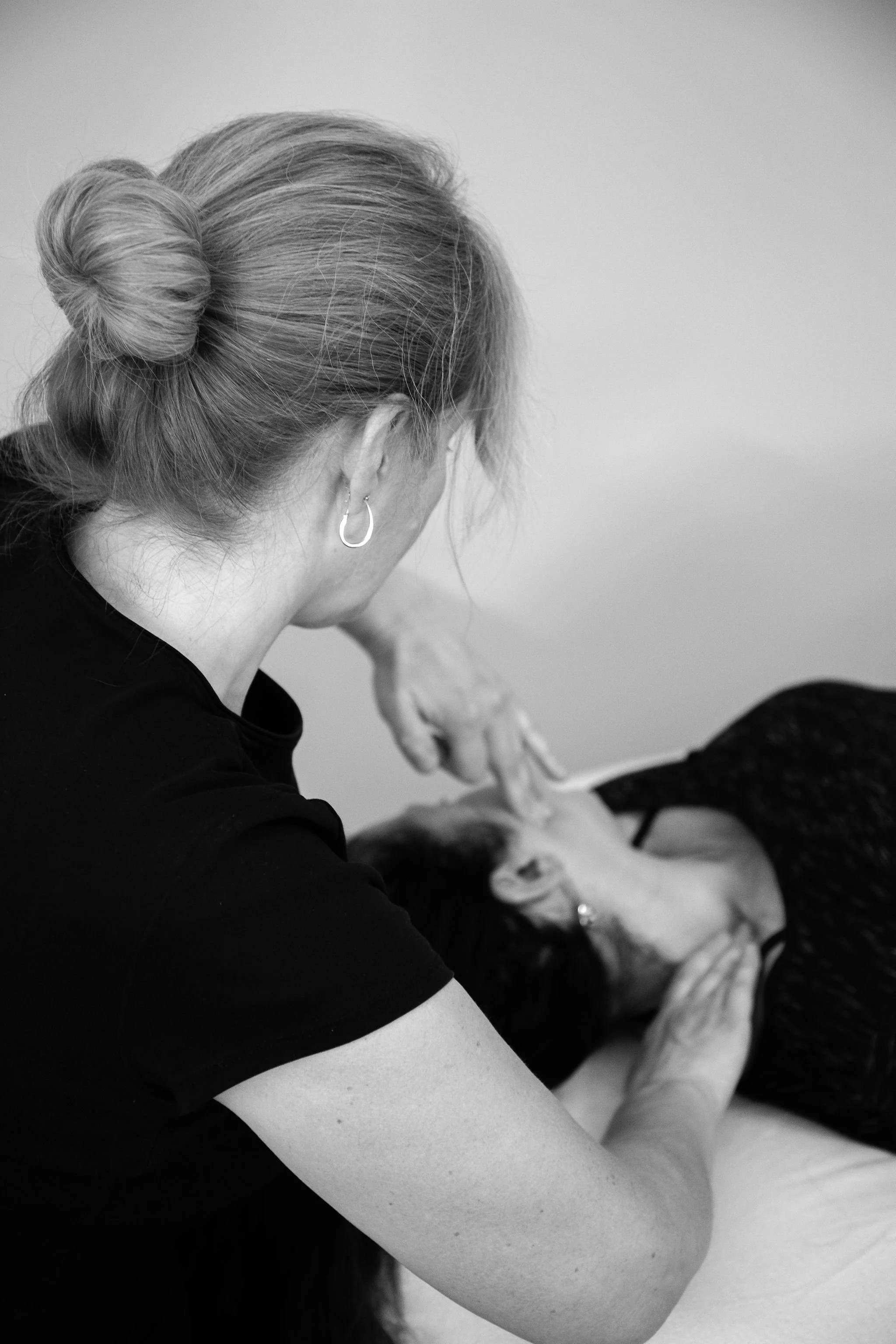 Penticton massage practitioner is giving a neck massage.