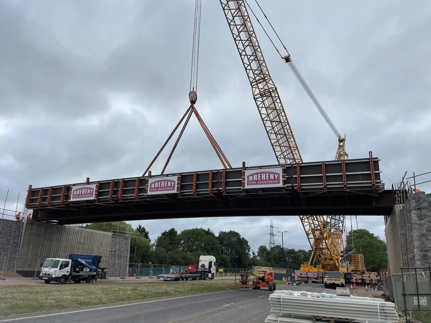 550 tonne crane lifting the A45 overbridge deck beams into position