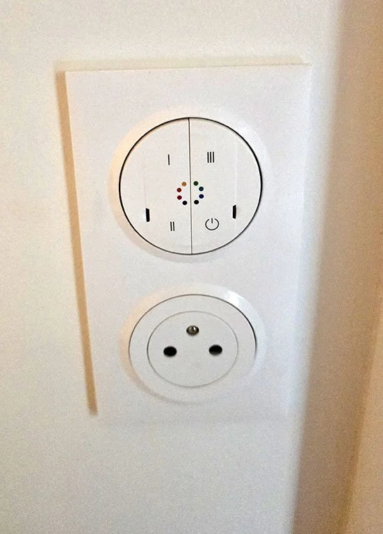 Un interrupteur connecté de marque Legrand Dooxie with Netamo disposant de 4 boutons afin de piloter différentes ambiances d'éclairage